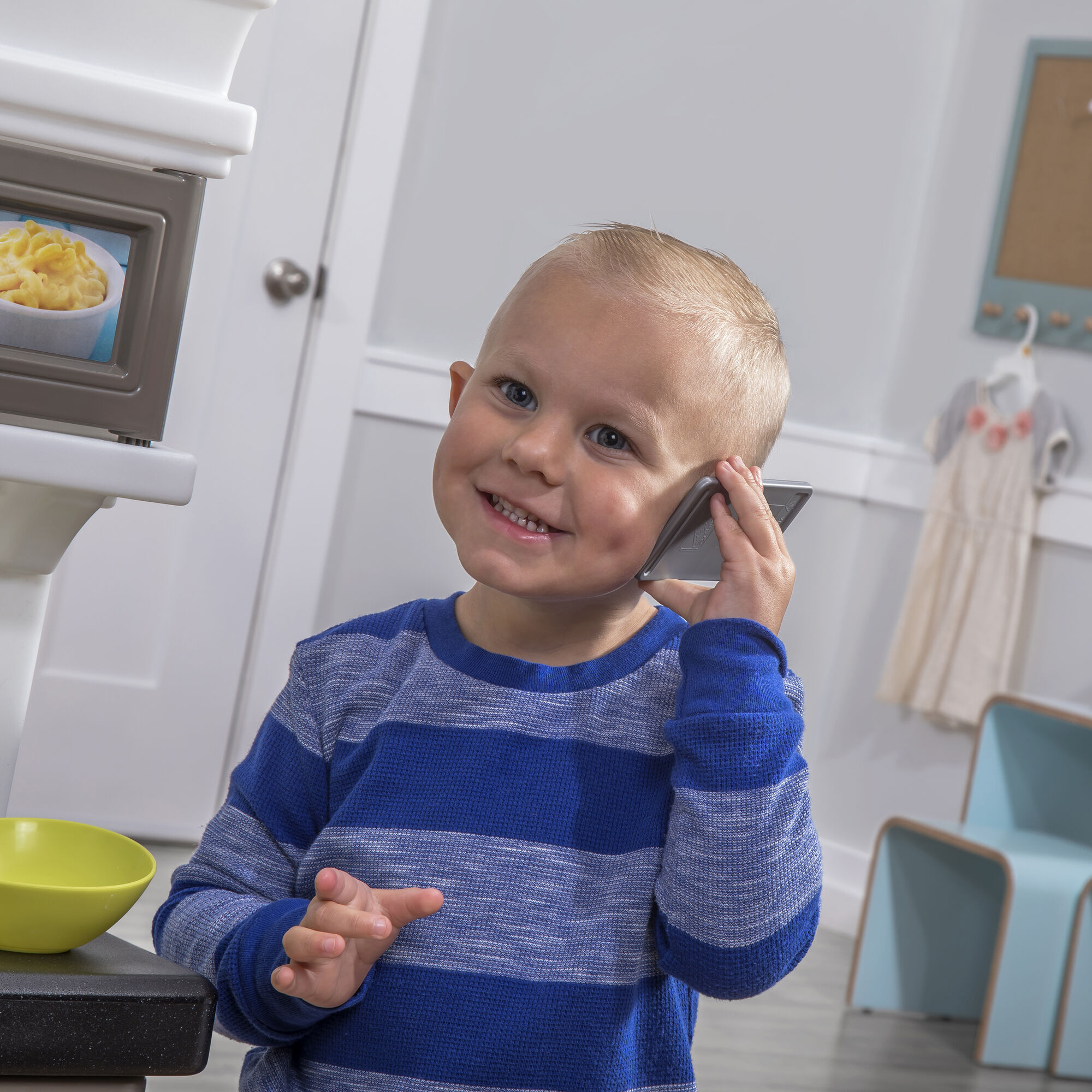 jongetje met step2 speel telefoon