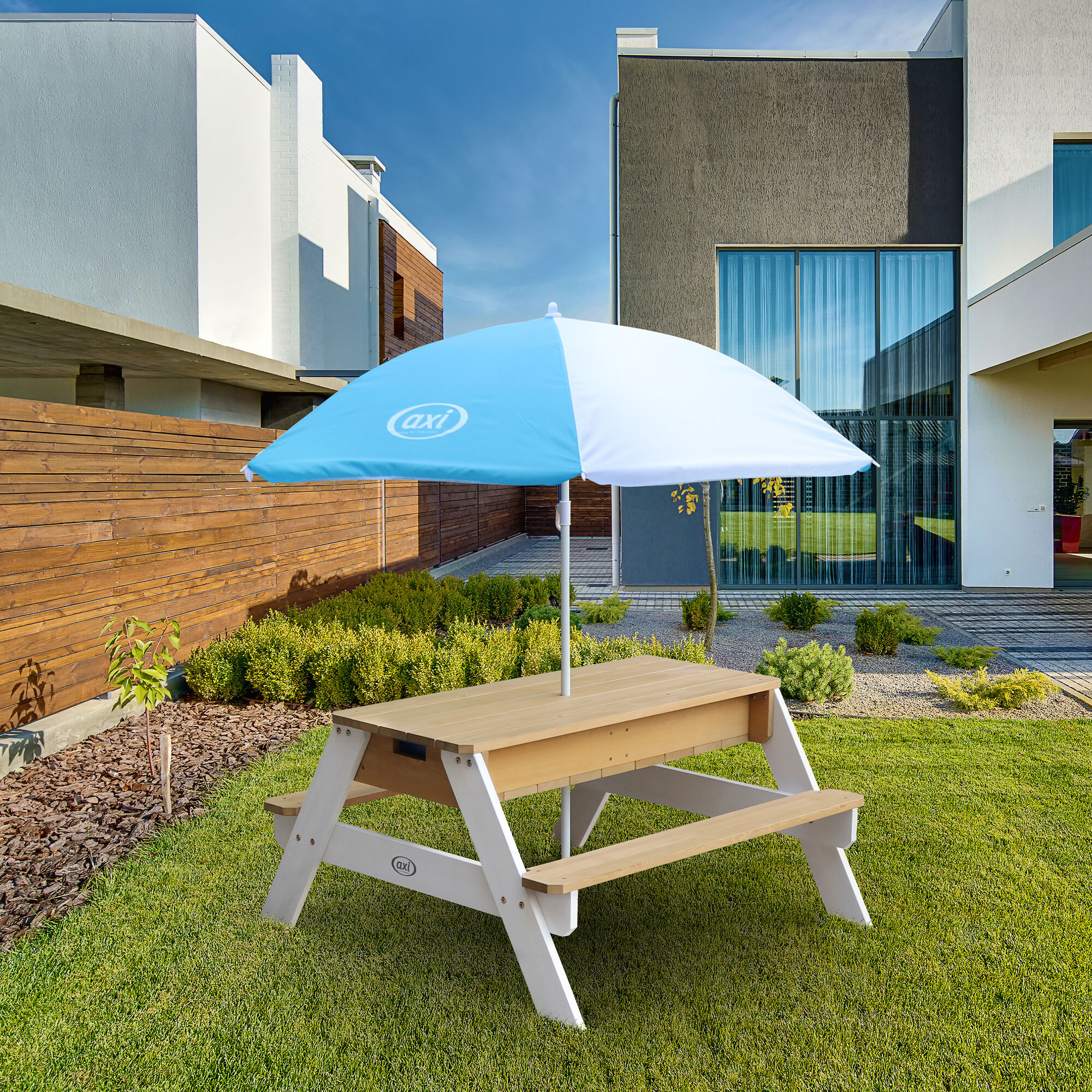 sfeerfoto AXI Nick Zand & Water Picknicktafel Bruin/wit - Incl. hoogte verstelbare Parasol - FSC 100% Hout