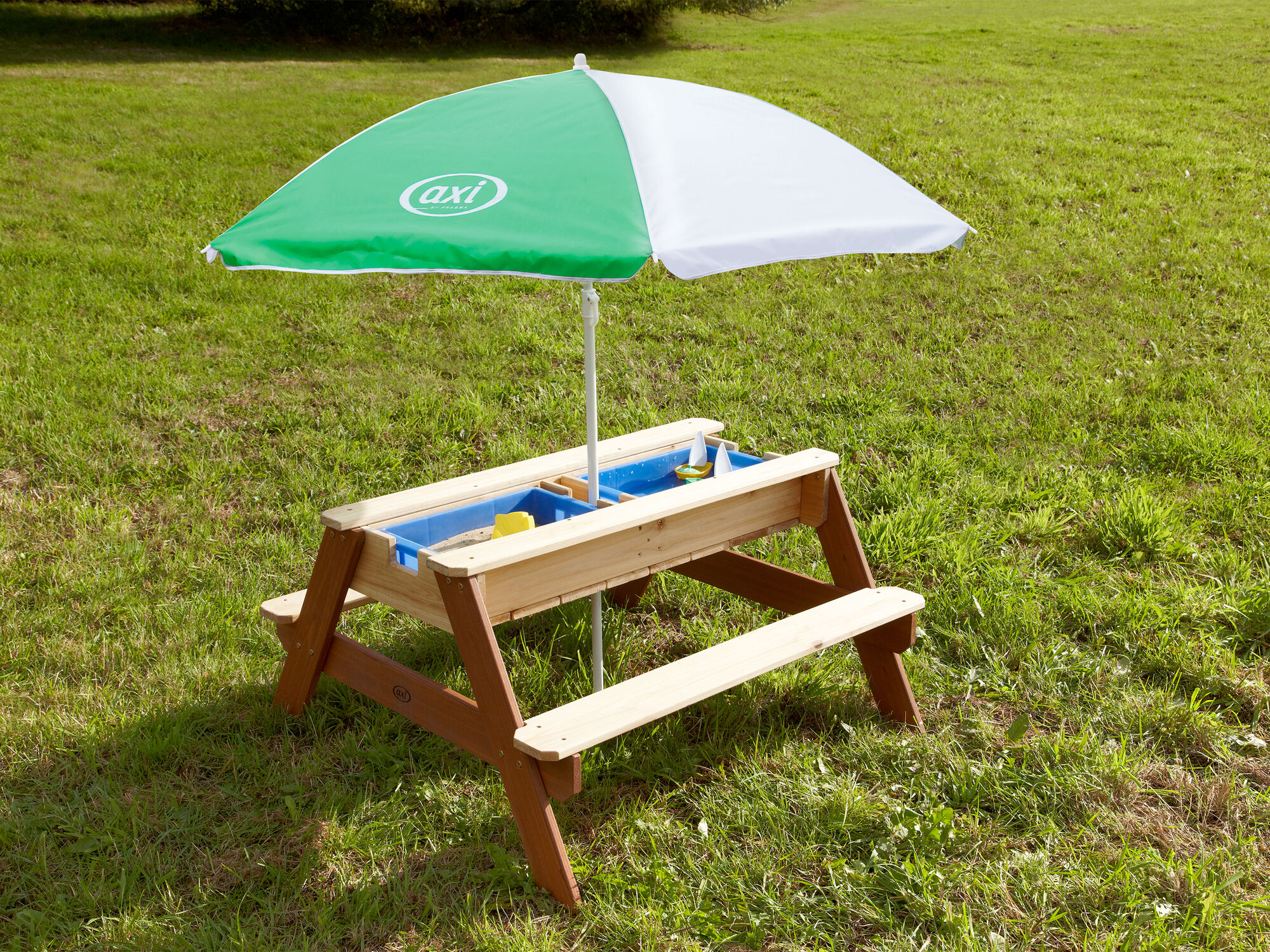 sfeerfoto AXI Nick Zand & Water Picknicktafel Bruin - Parasol Groen/wit