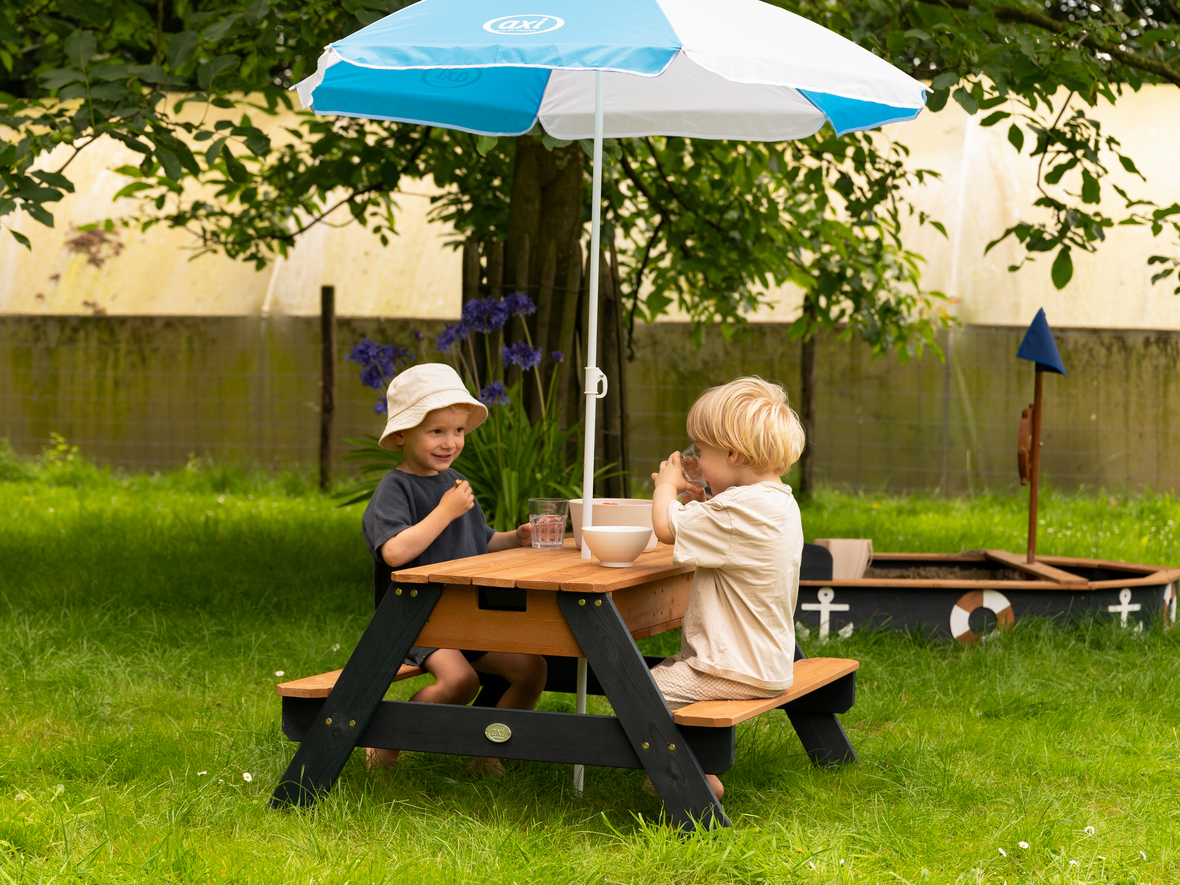 AXI Nick Sand & Water Picnic Table Anthracite/Brown - Umbrella Blue/White