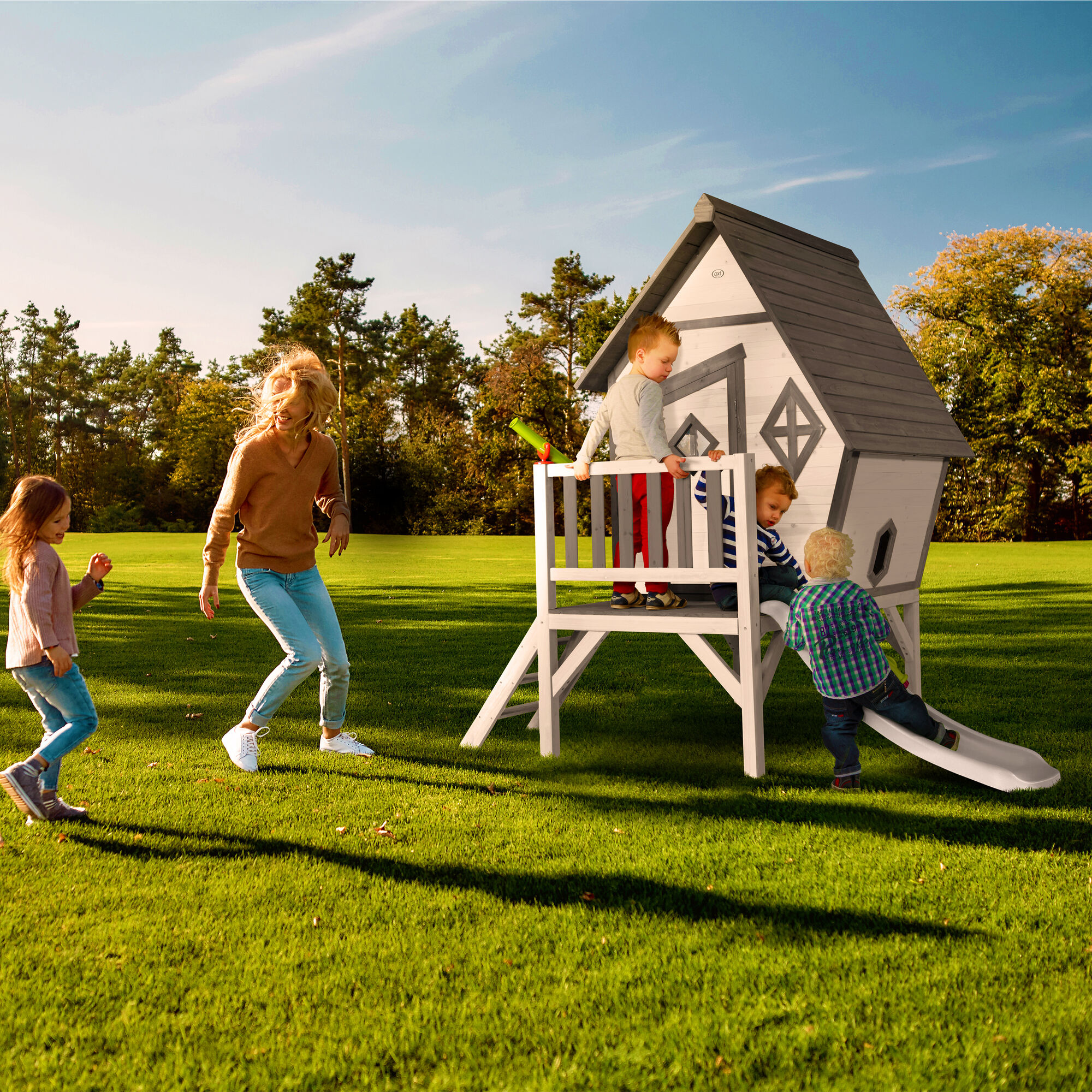 sfeerfoto AXI Cabin XL Speelhuis Grijs/wit - FSC 100% Hout - 57 cm platform - Witte Glijbaan