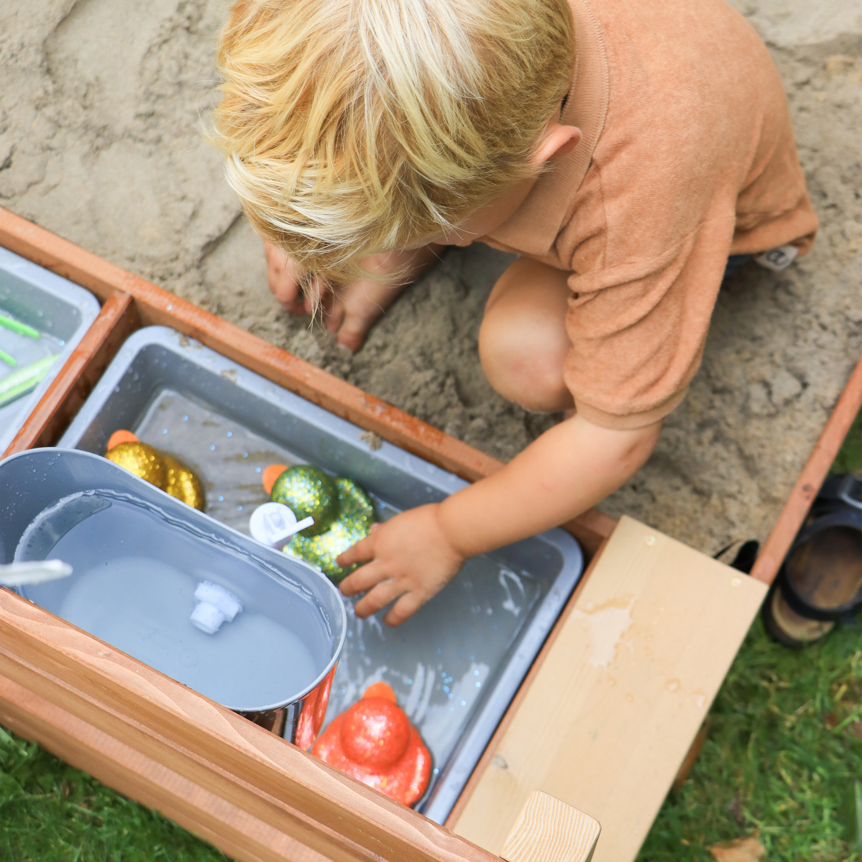 AXI Vicky Climbing Frame with Sandbox, Play Kitchen & Chalkboard – Red Slide