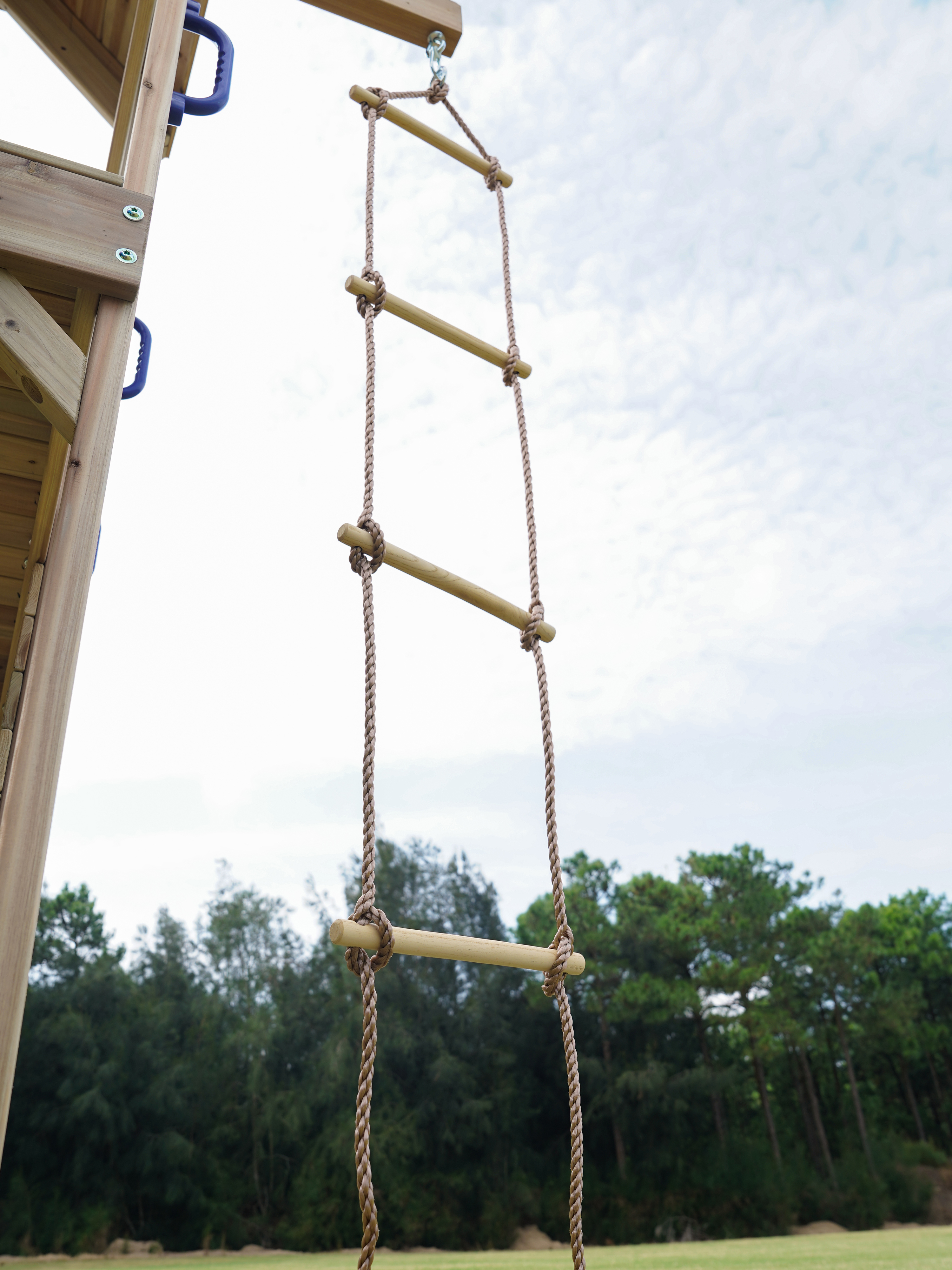 AXI Moos Speeltoestel met Dubbele Schommel en Touwladder Bruin – Rode Glijbaan -8720365064500 AXI Moos Speeltoestel met Dubbele Schommel en Touwladder Bruin – Rode Glijbaan