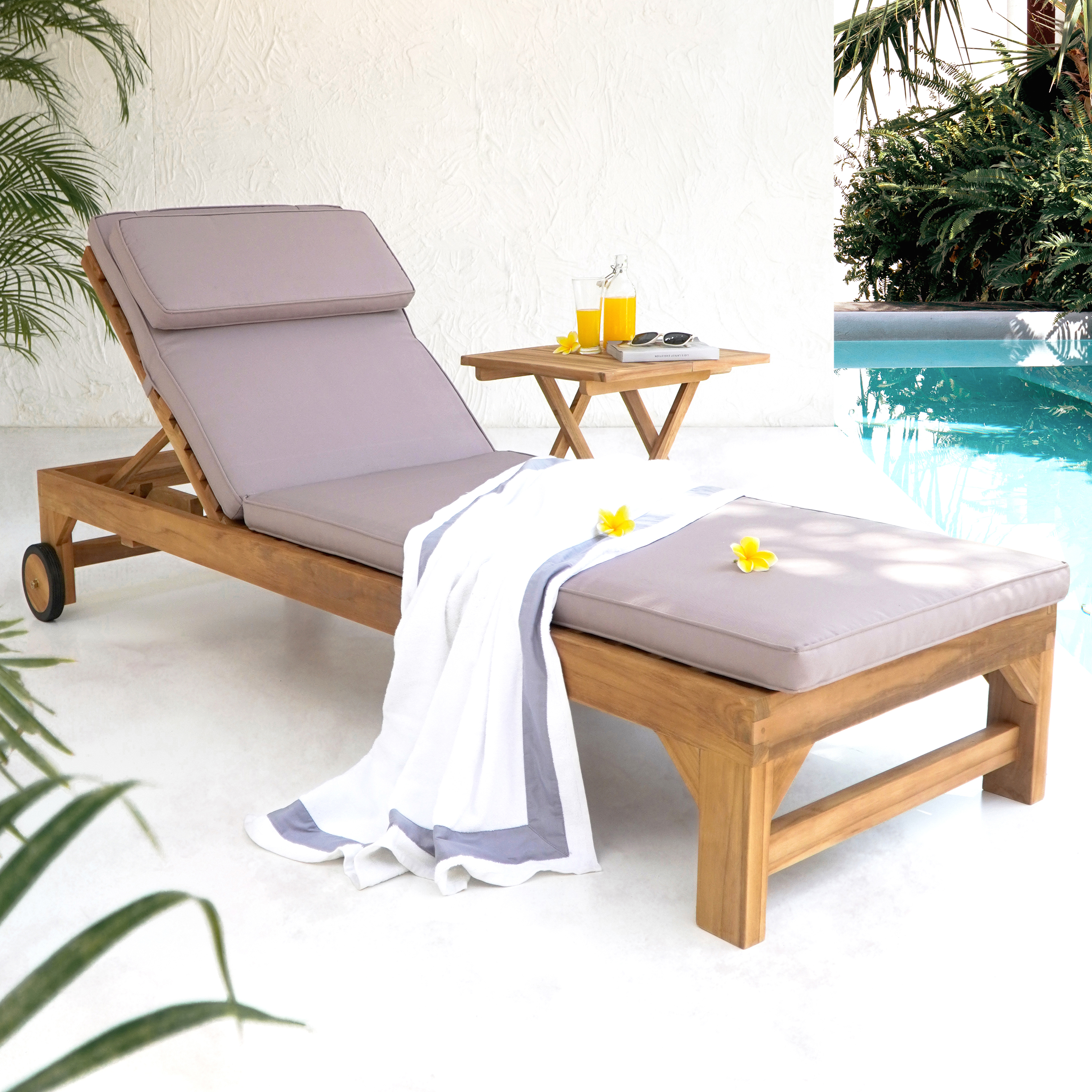 AXI Rama Sunbed with cushion - Teak