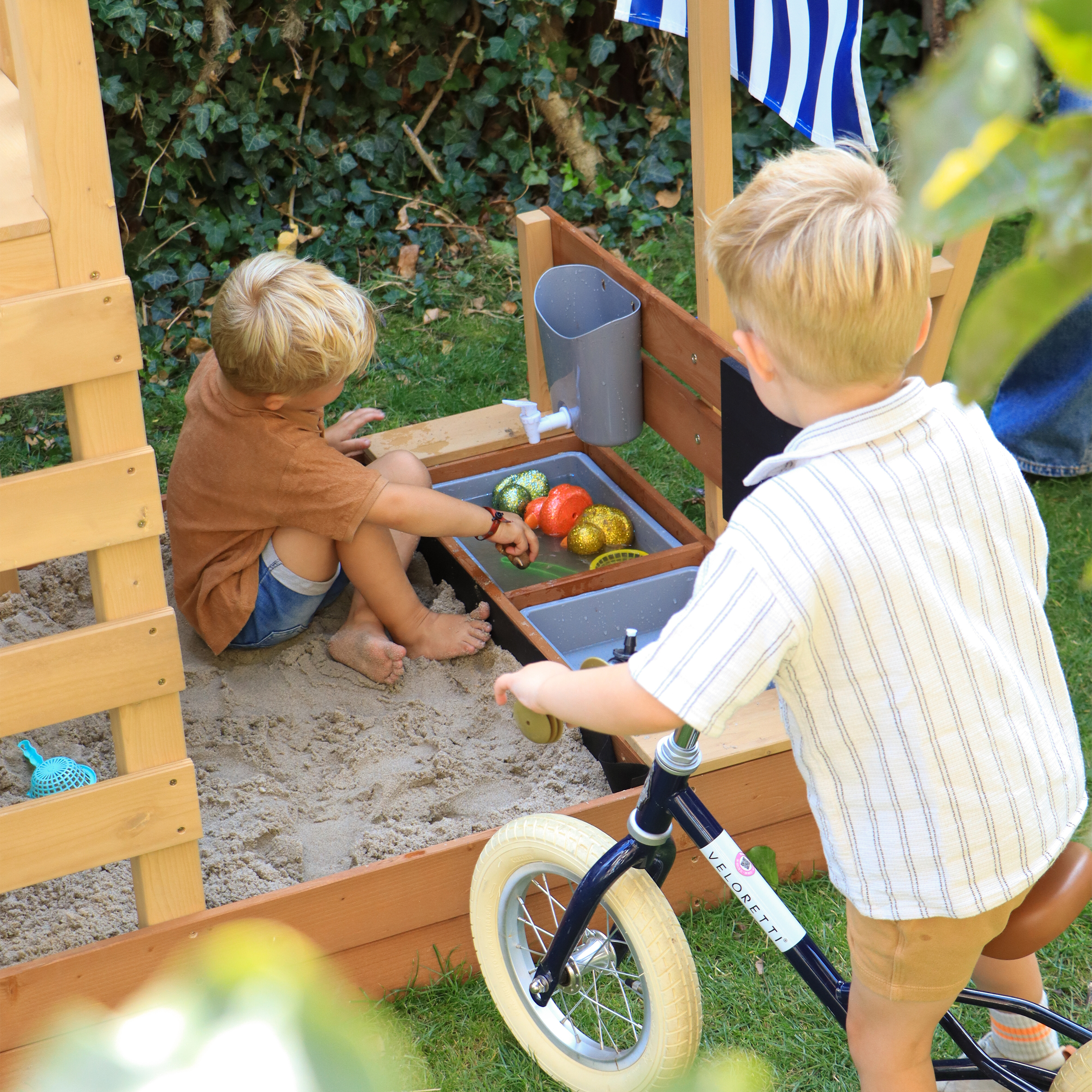 AXI Vicky Climbing Frame with Sandbox, Play Kitchen & Chalkboard – Grey Slide