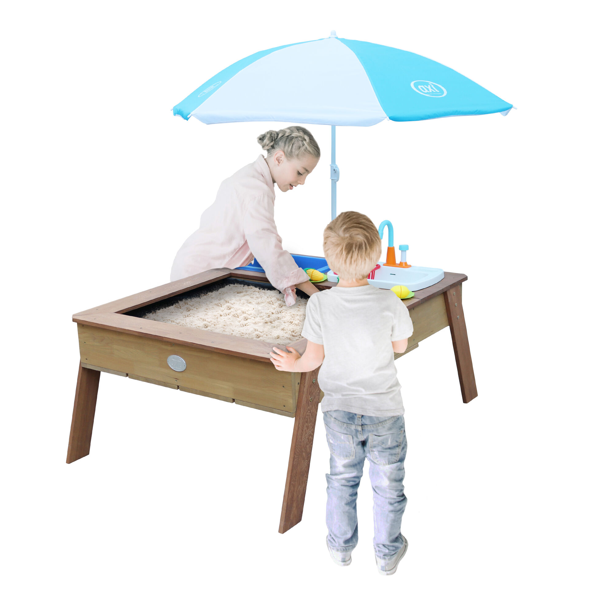 productfoto-mensen AXI Linda Zand & Water Tafel met Speelkeuken wastafel Bruin - Parasol Blauw/wit