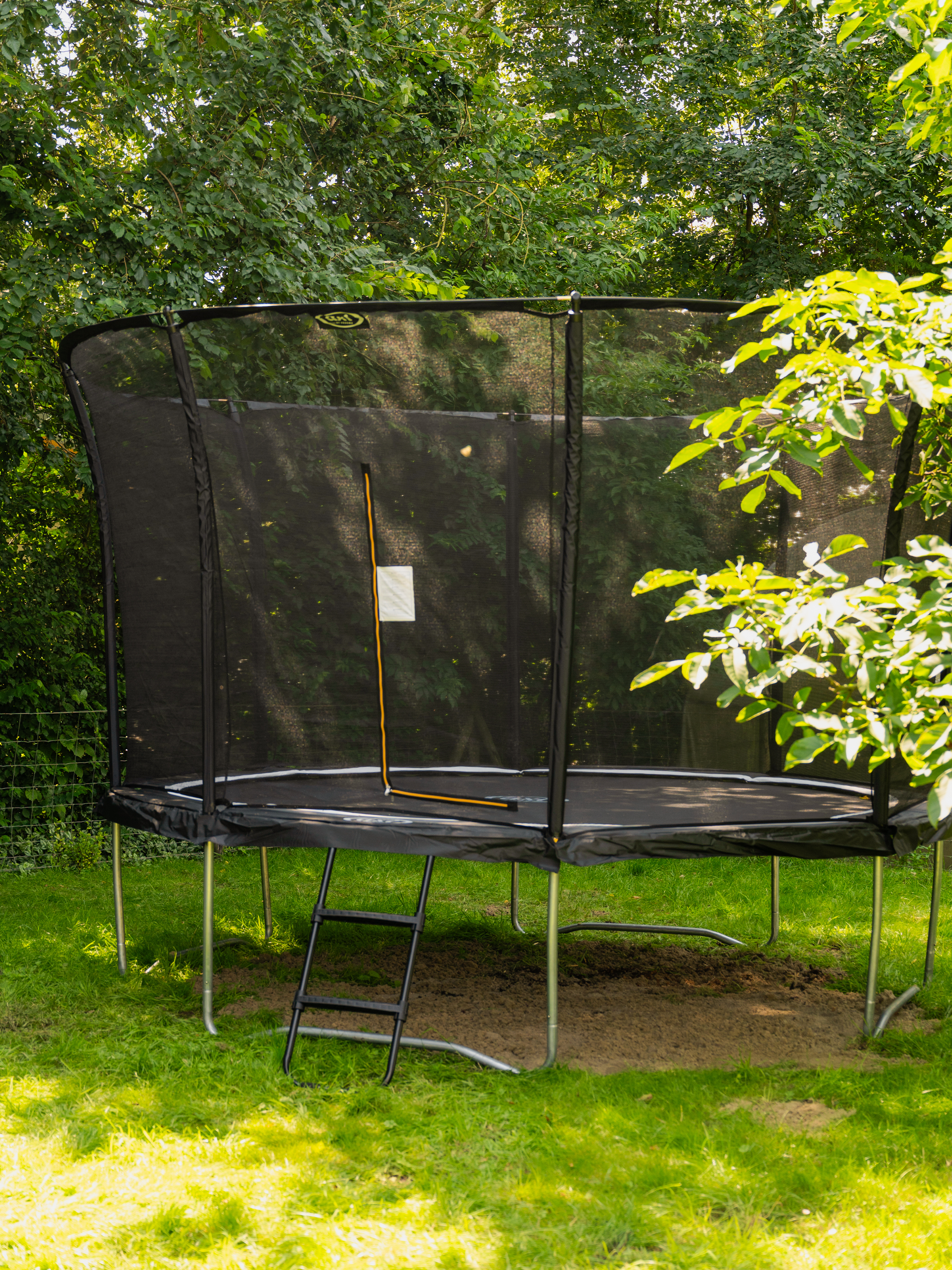 AXI Denver Trampoline with safety net and ladder Ø 366 cm - Onground on Poles - Black