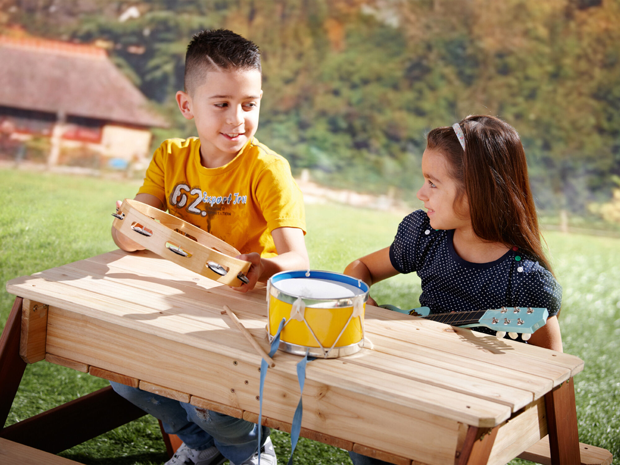 sfeerfoto AXI Nick Zand & Water Picknicktafel Bruin - Parasol Blauw/wit - FSC Hout