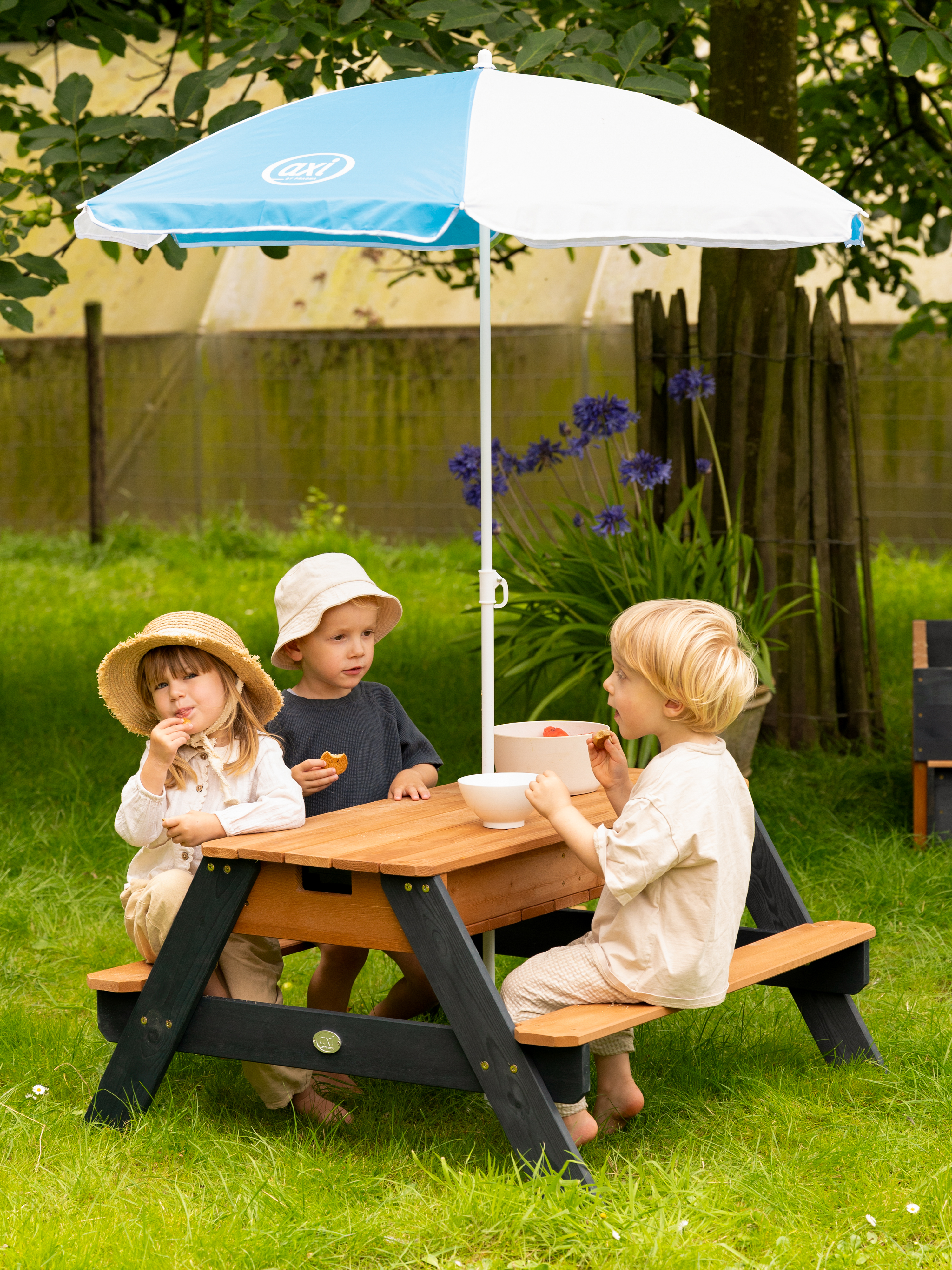 AXI Nick Zand & Water Picknicktafel Antraciet/bruin Limited - Parasol Blauw/wit