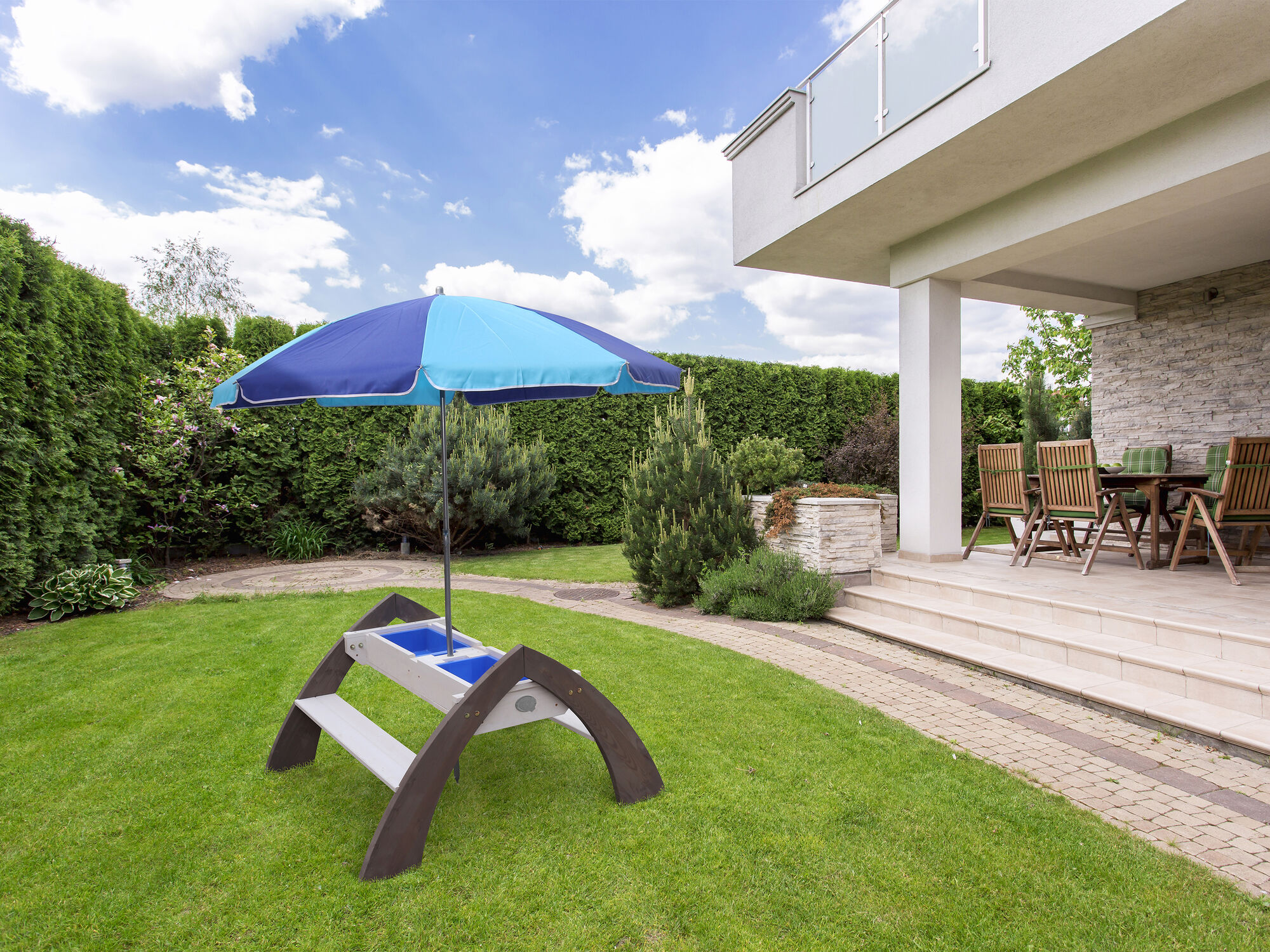 sfeerfoto AXI Delta Zand & Water Picknicktafel Grijs/wit - Parasol Blauw