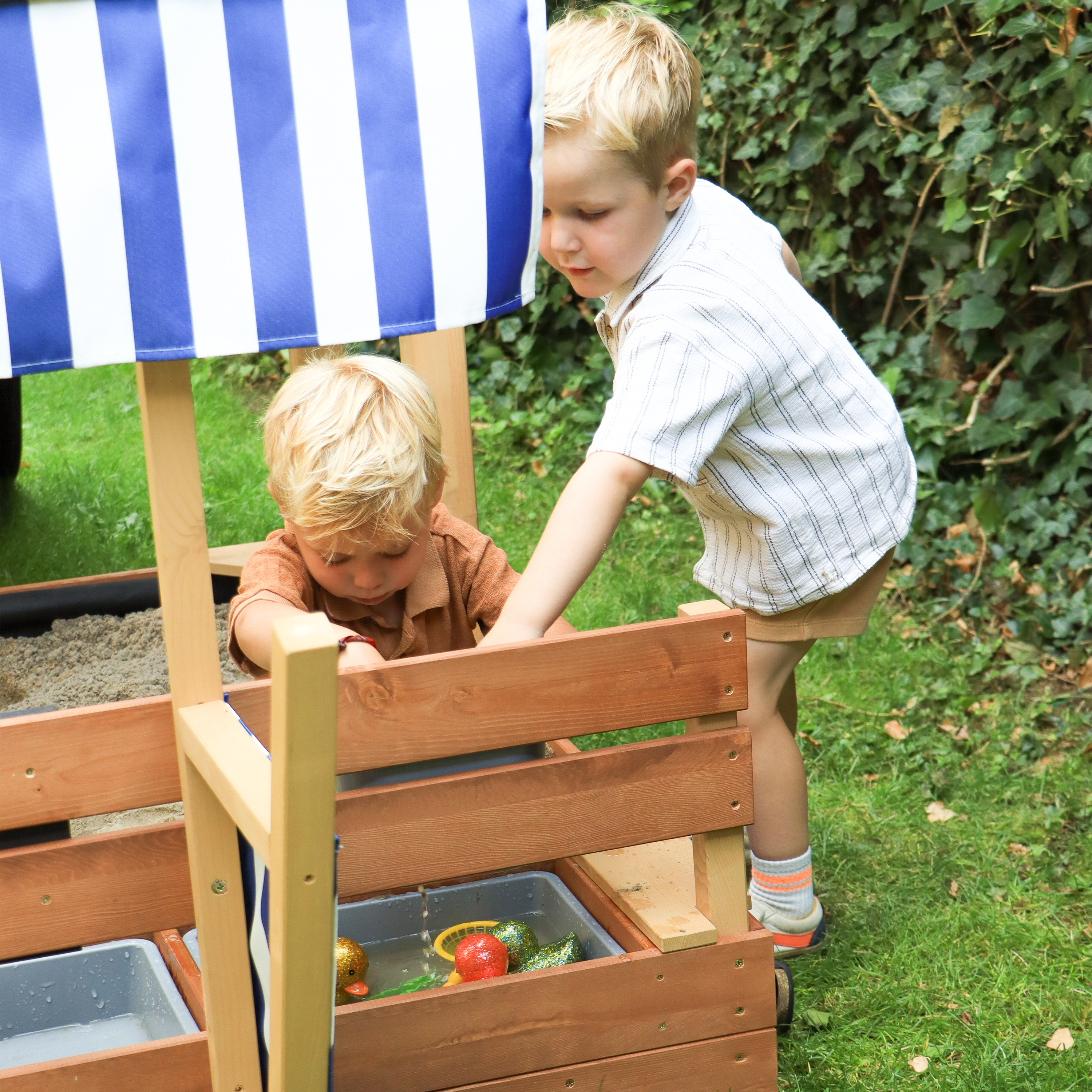 AXI Vicky Climbing Frame with Sandbox, Play Kitchen & Chalkboard – Grey Slide