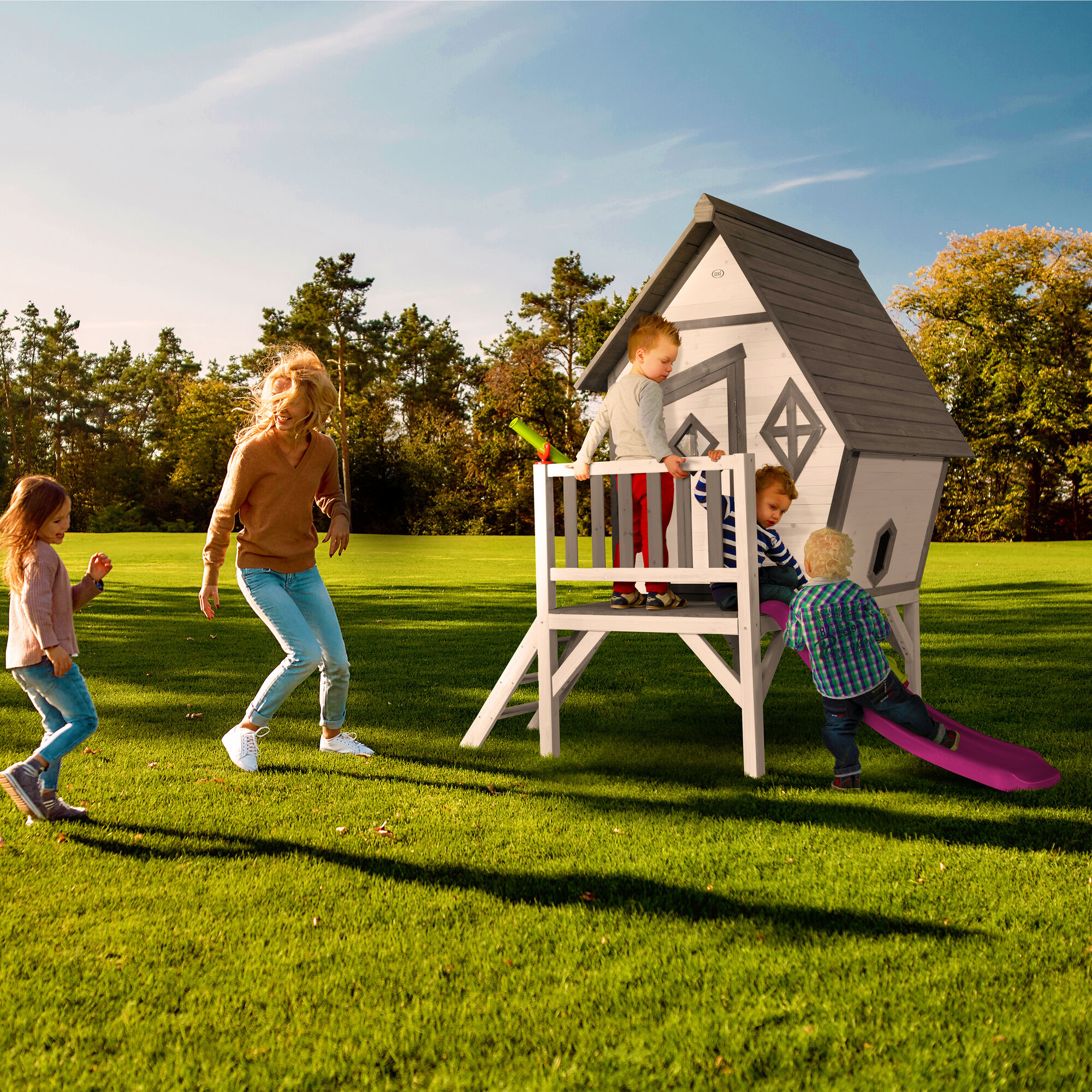 sfeerfoto AXI Cabin XL Speelhuis Grijs/wit - FSC 100% Hout - 57 cm platform - Paarse Glijbaan