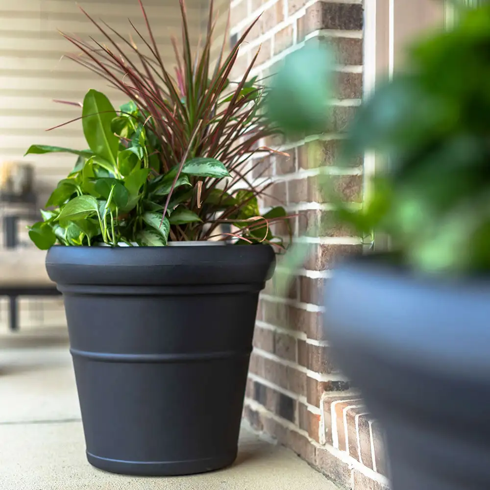 Step2 Claremont Flower Pot - Onyx Black