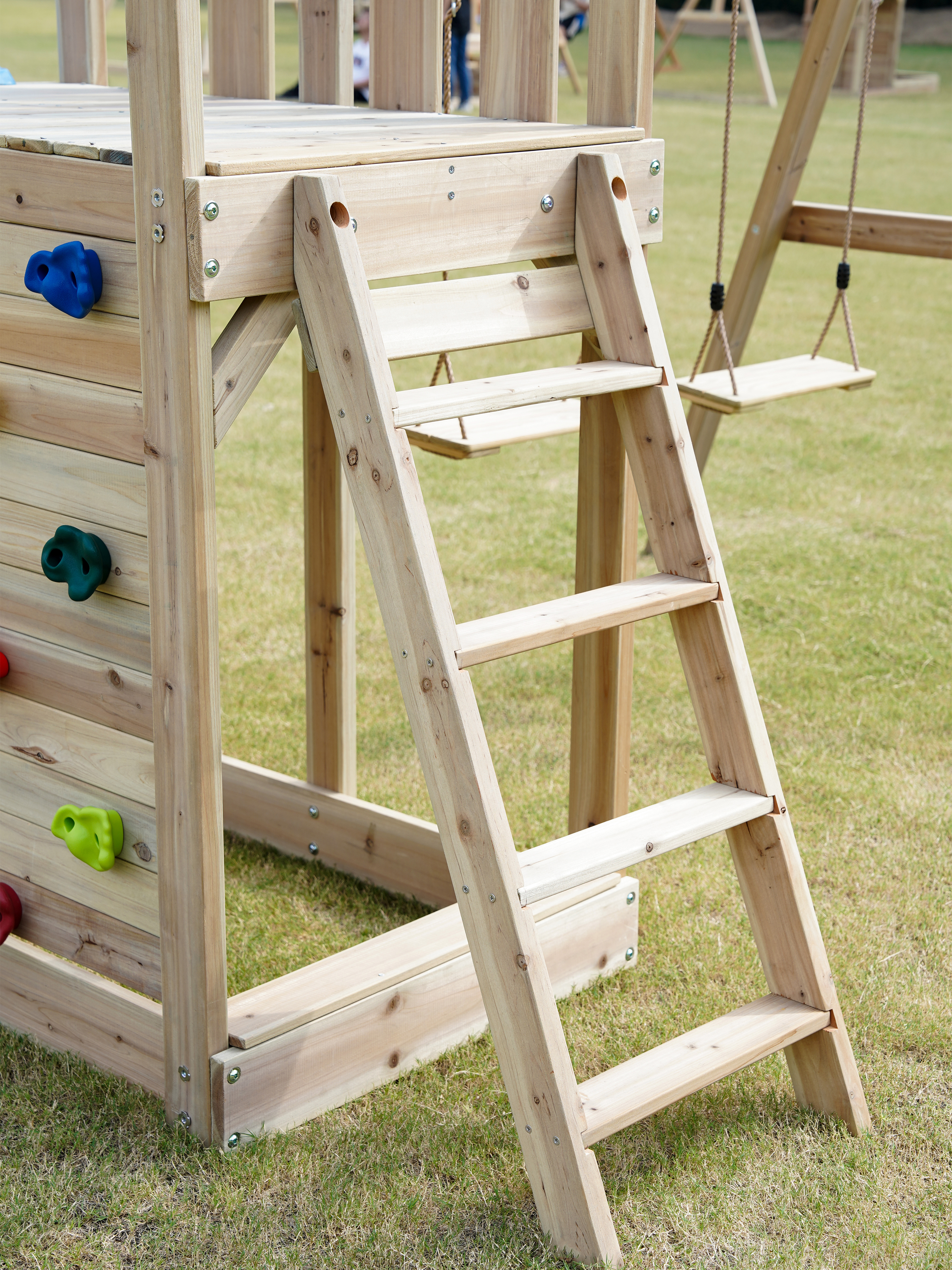 AXI Moos Speeltoestel met Dubbele Schommel en Touwladder Bruin – Rode Glijbaan -8720365064500 AXI Moos Speeltoestel met Dubbele Schommel en Touwladder Bruin – Rode Glijbaan