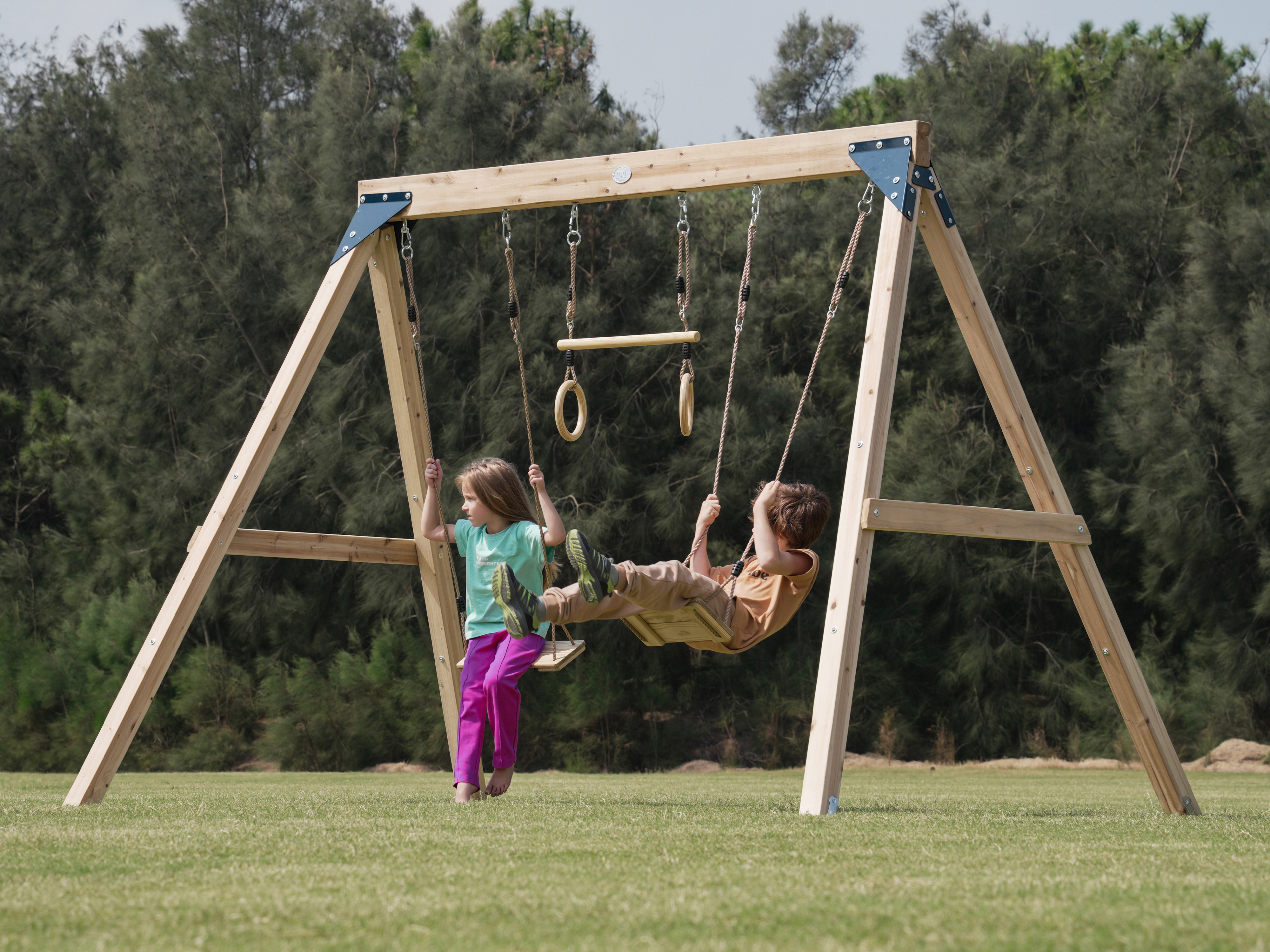 AXI Maya Double Swing Set with Trapeze