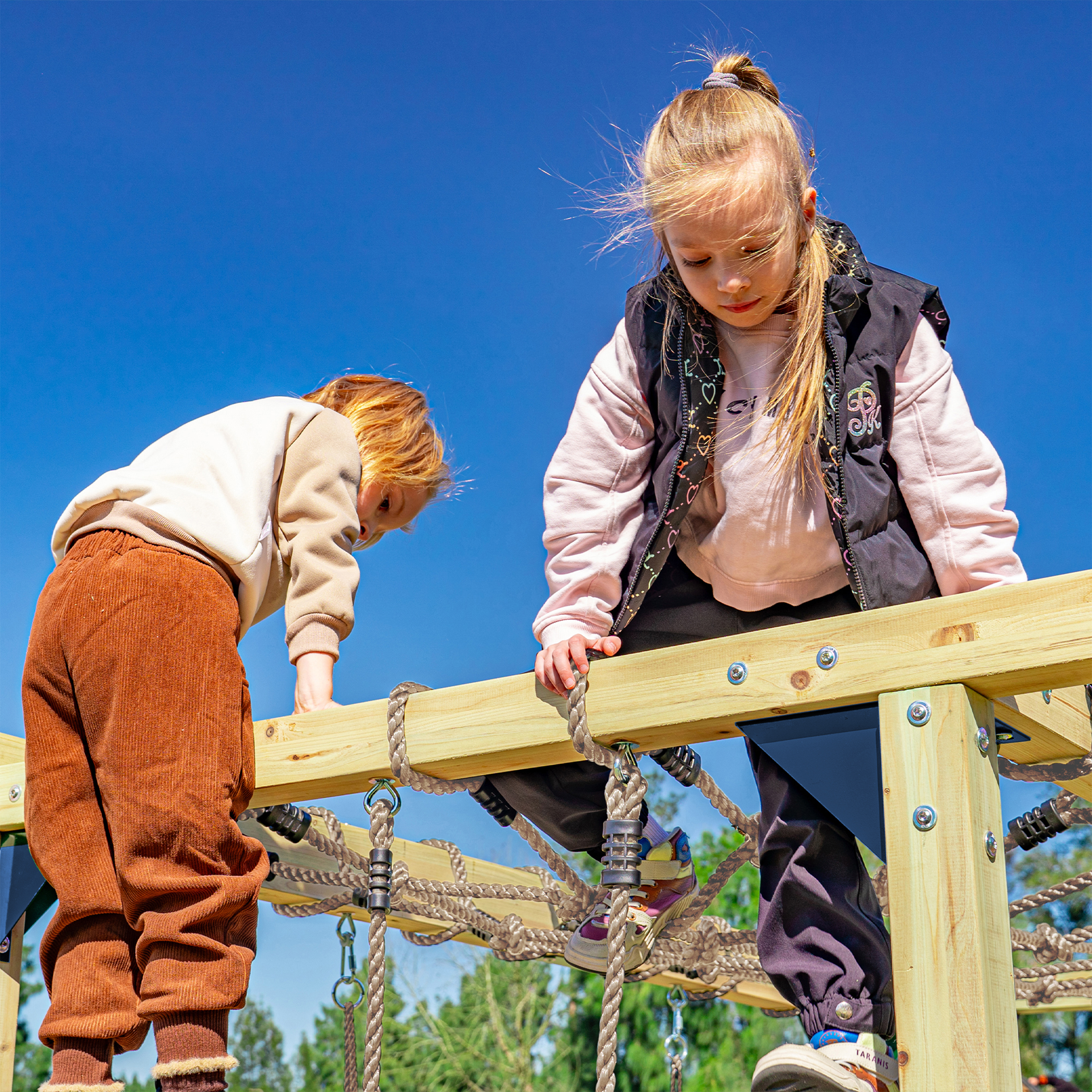 AXI Boris Wooden Playcentre with Swings, Trapeze, Climbing Nets and Monkey Bars – Lime Green Slide