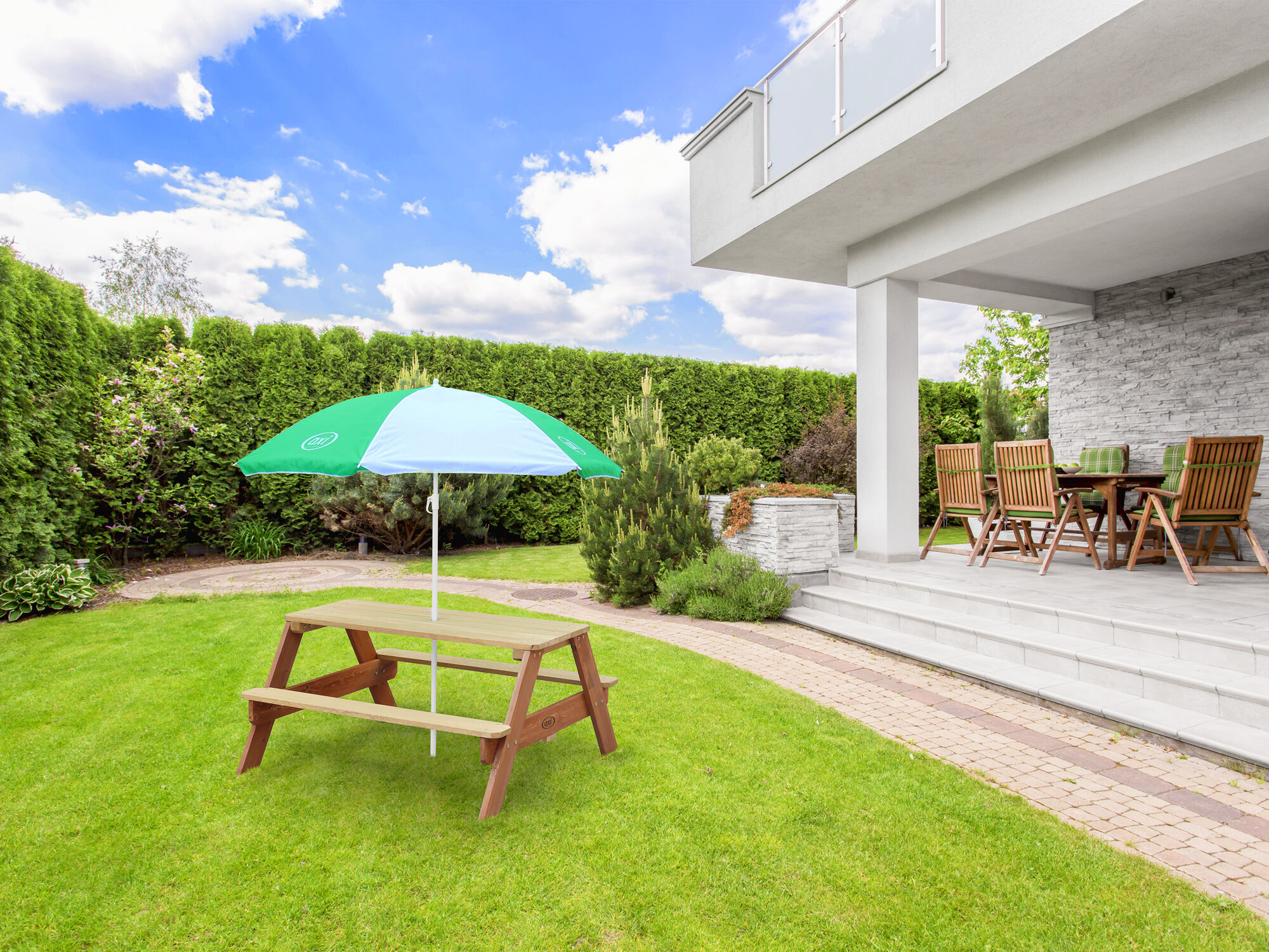 sfeerfoto AXI Nick Picknicktafel Bruin - Parasol Groen/wit