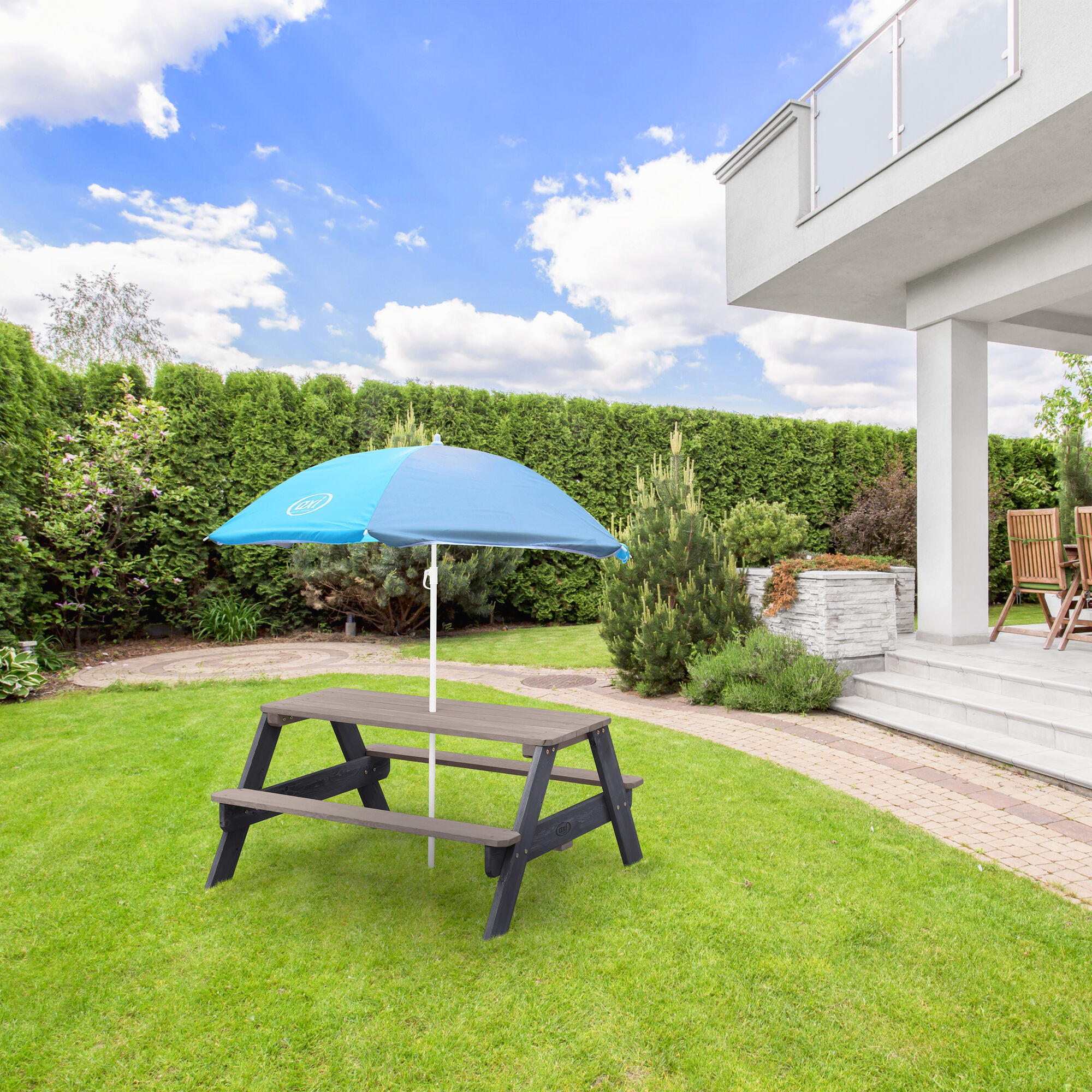 sfeerfoto AXI Nick Picknicktafel Antraciet/grijs - Parasol Blauw/grijs