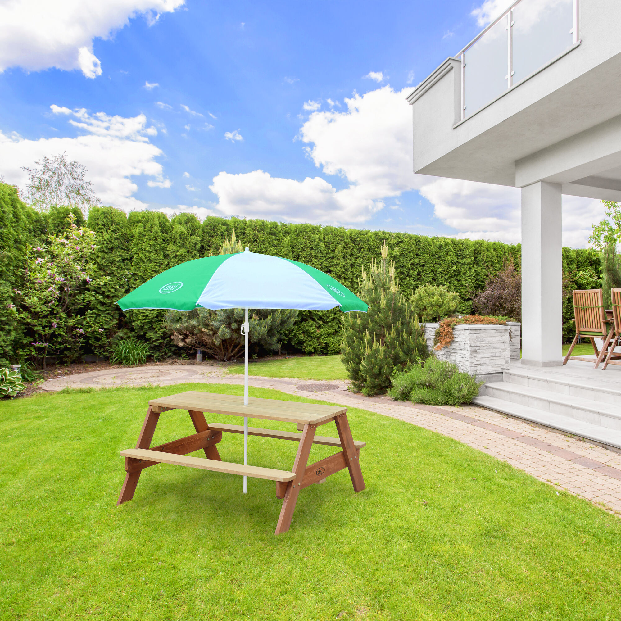 sfeerfoto AXI Nick Picknicktafel Bruin - Parasol Groen/wit