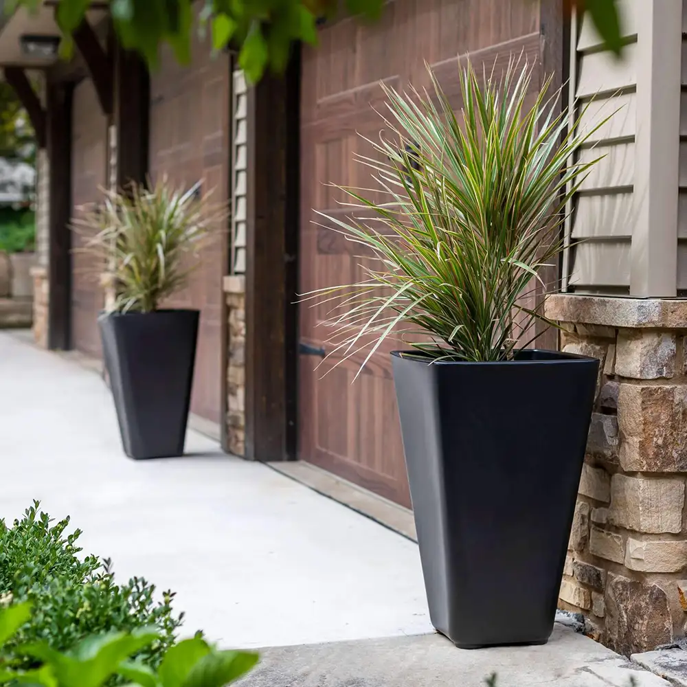 Step2 Bridgeview Flower Pot Large - Onyx Black