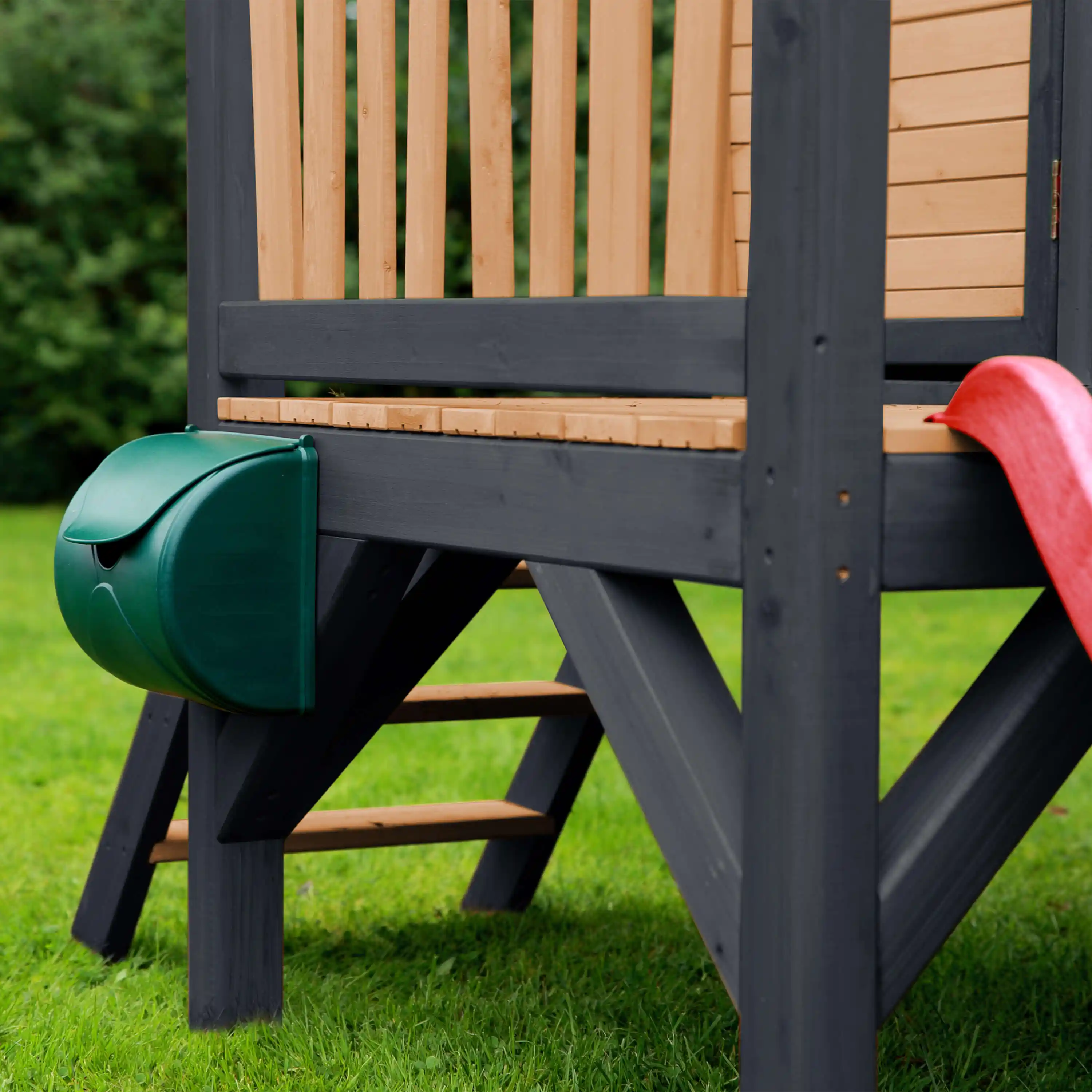 AXI Robin Playhouse Brown/Anthracite - Red Slide