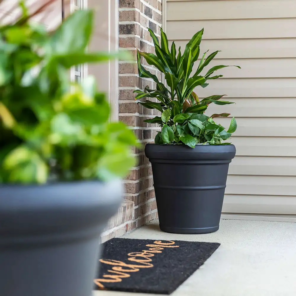 Step2 Claremont Flower Pot - Onyx Black