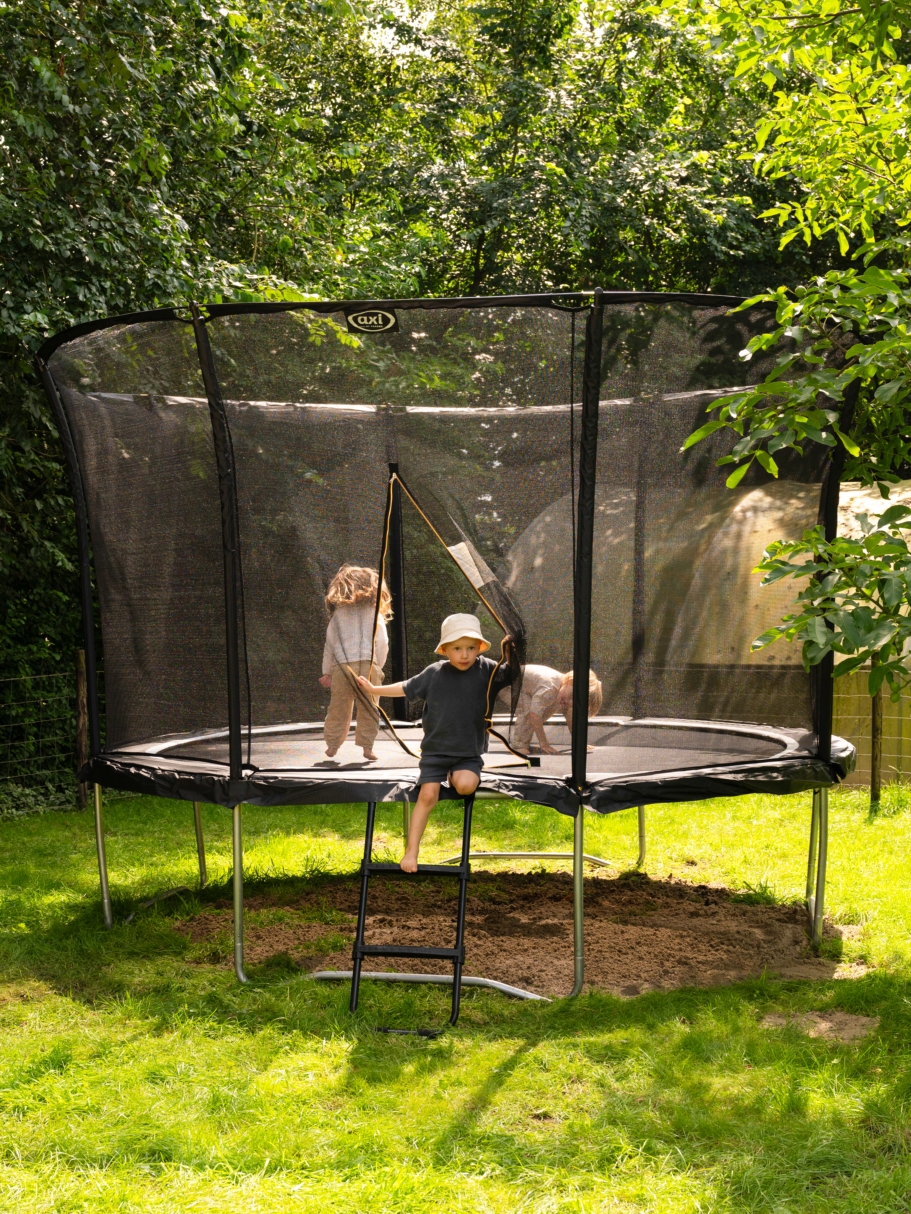 AXI Denver Trampoline with safety net and ladder Ø 366 cm - Onground on Poles - Black