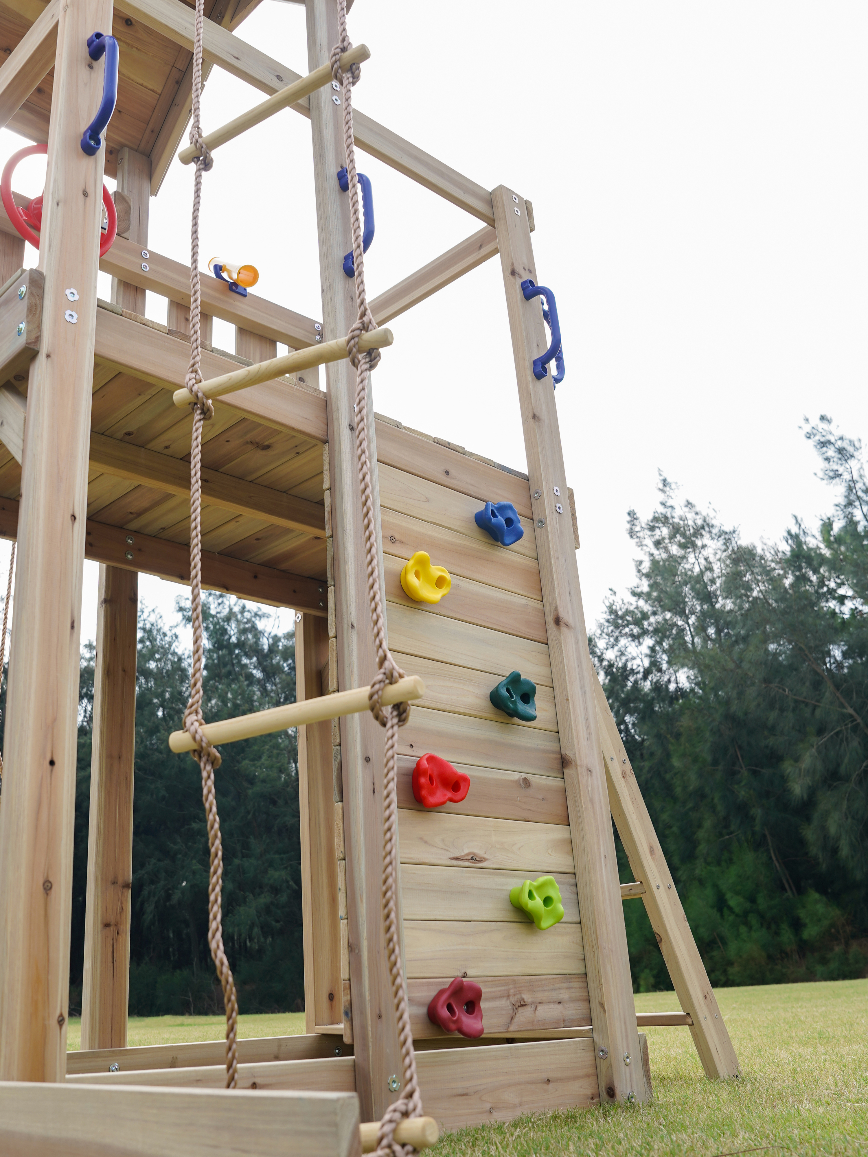 AXI Moos Speeltoestel met Dubbele Schommel en Touwladder Bruin – Rode Glijbaan -8720365064500 AXI Moos Speeltoestel met Dubbele Schommel en Touwladder Bruin – Rode Glijbaan