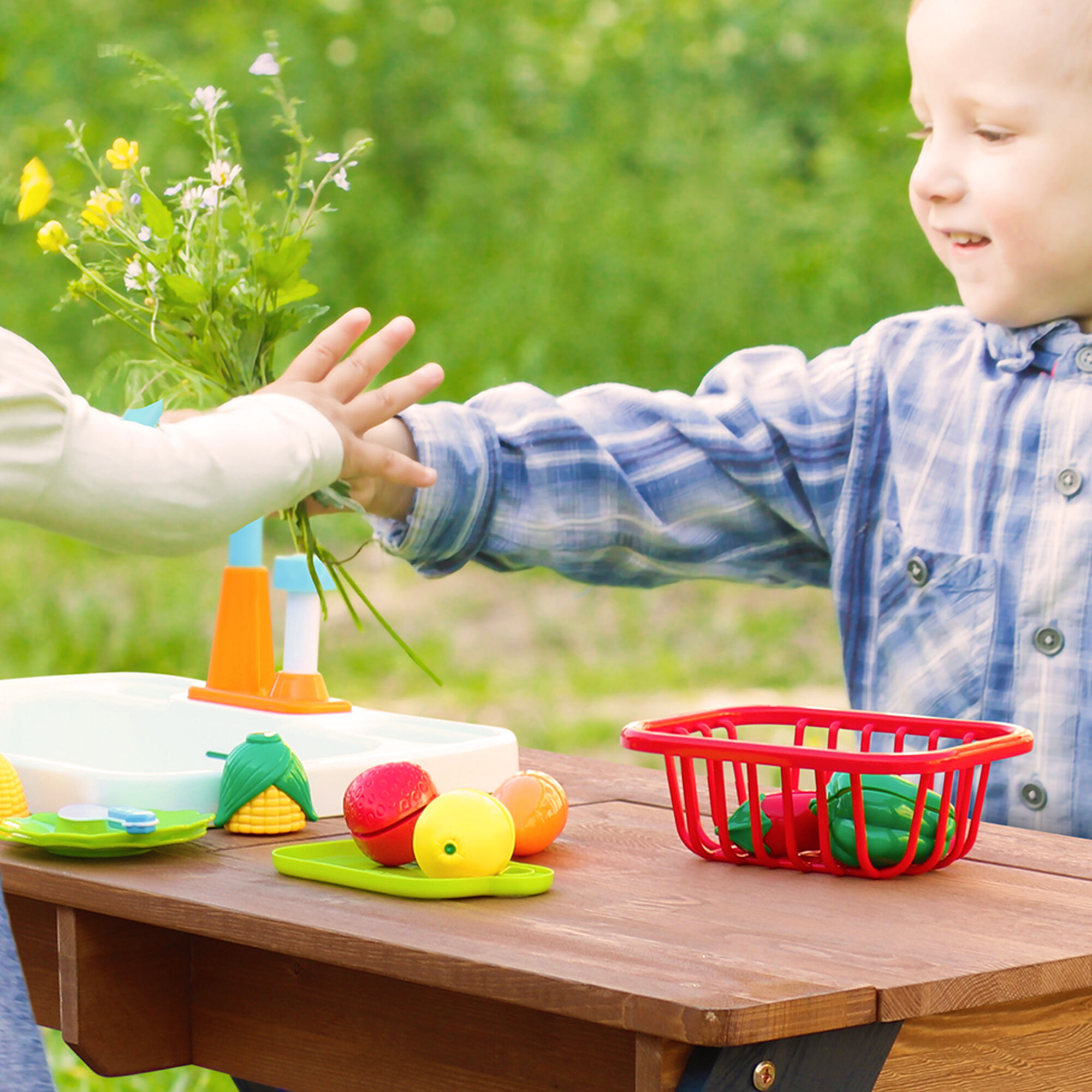 sfeerfoto AXI Emily Zand & Water Picknicktafel met Speelkeuken wastafel Antraciet/bruin