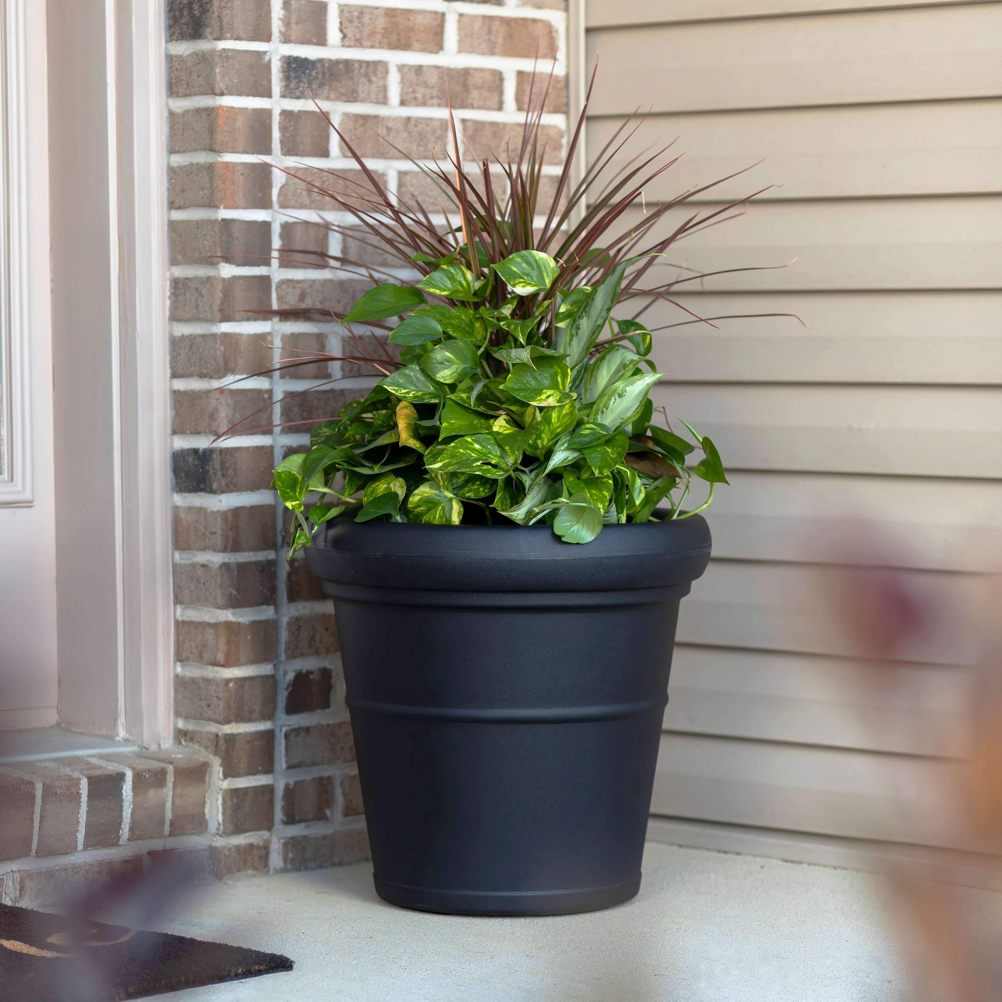 Step2 Claremont Flower Pot - Onyx Black