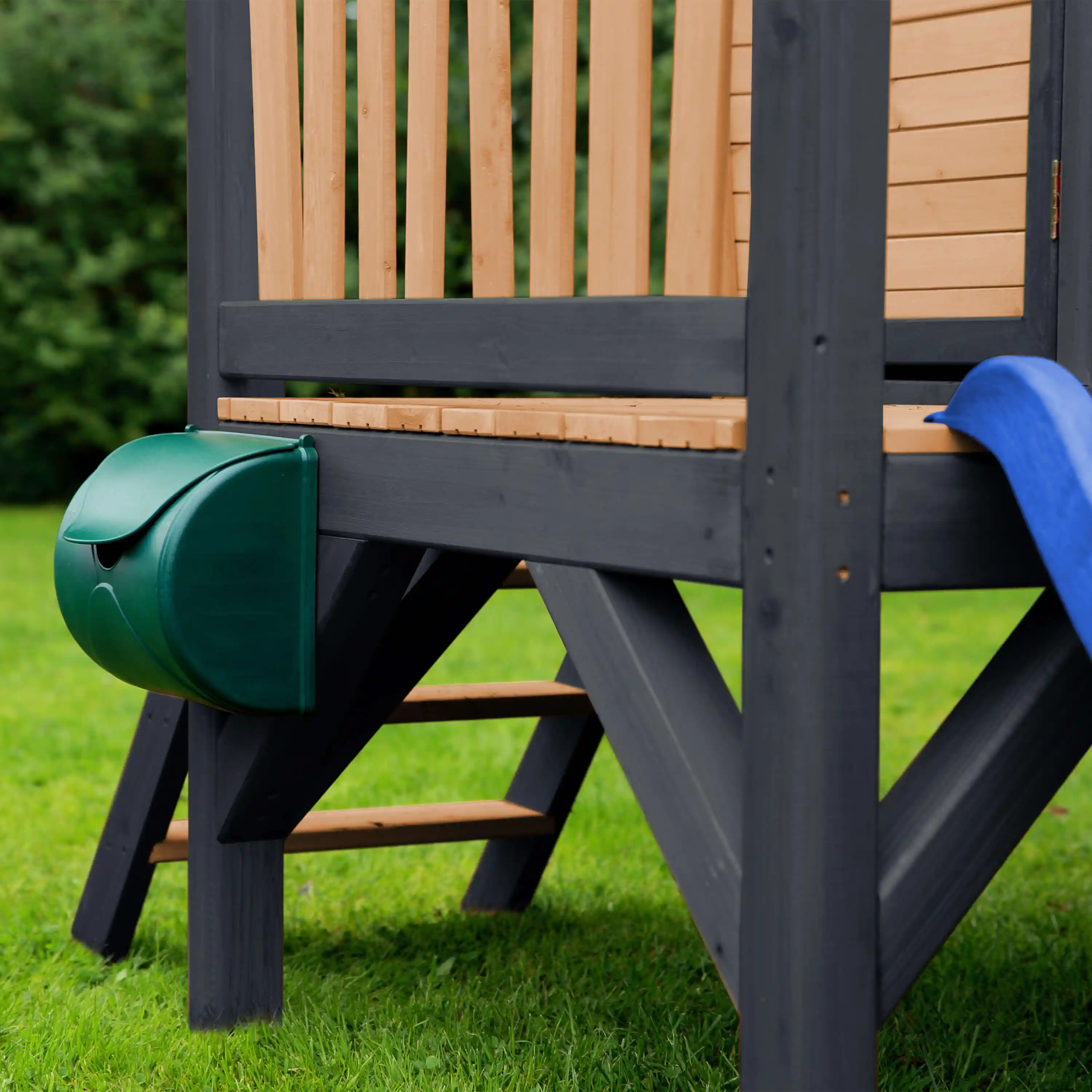 AXI Robin Playhouse Brown/Anthracite - Blue Slide