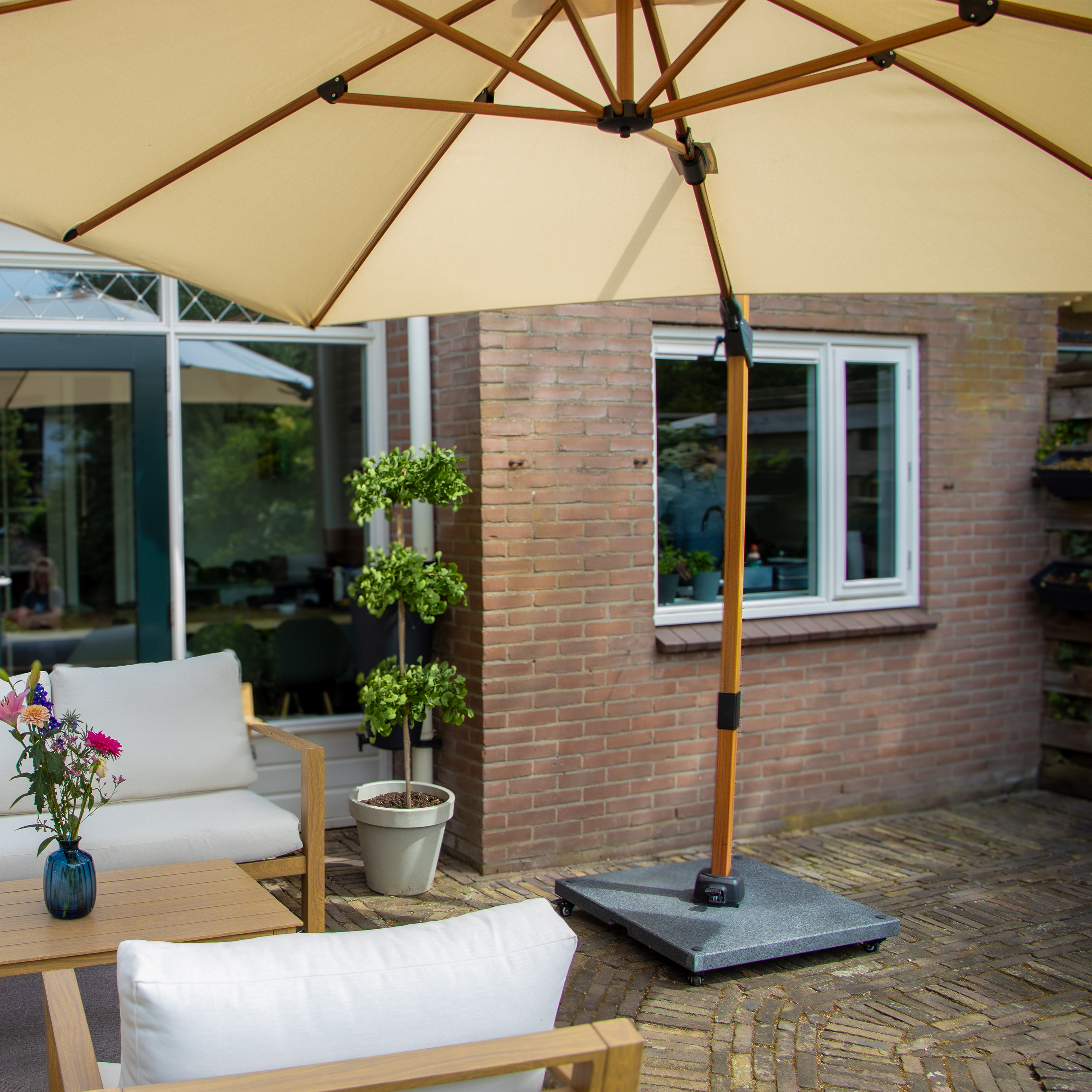 AXI Apollo Premium Cantilever Parasol 300x300cm - White/Beige
