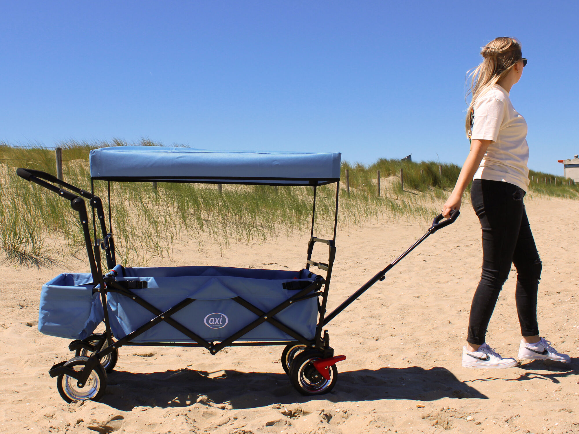 sfeerfoto AXI AB210 Opvouwbare Bolderwagen met dak, tas, rem en duwstang Blauw