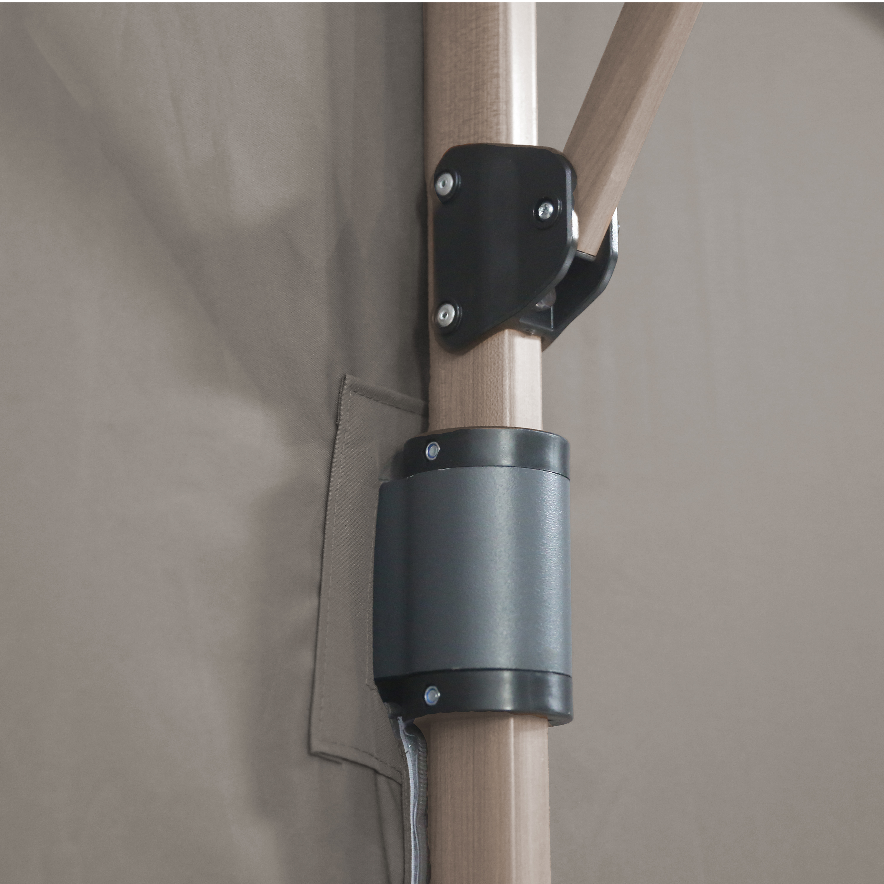 AXI Alina Cantilever Parasol 300x300cm Oak-look/Taupe