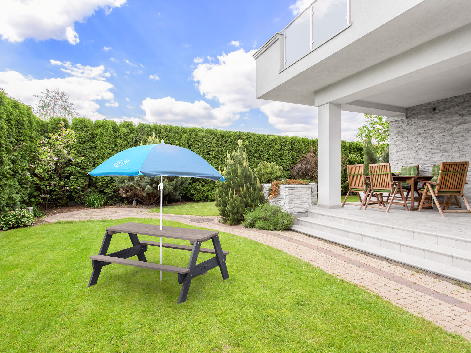 sfeerfoto AXI Nick Picknicktafel Antraciet/grijs - Parasol Blauw/grijs