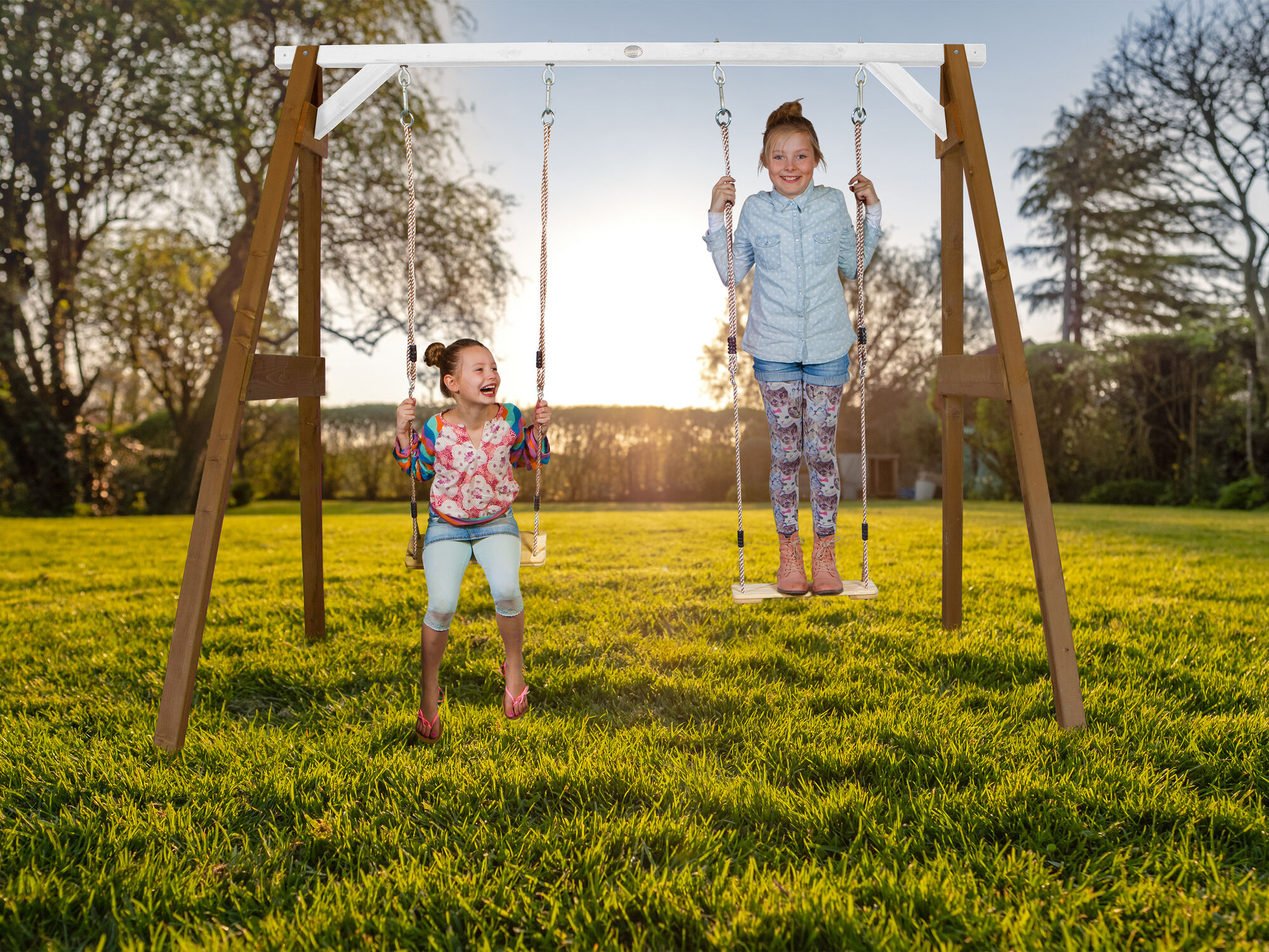 sfeerfoto AXI Dubbele Schommel Bruin/wit