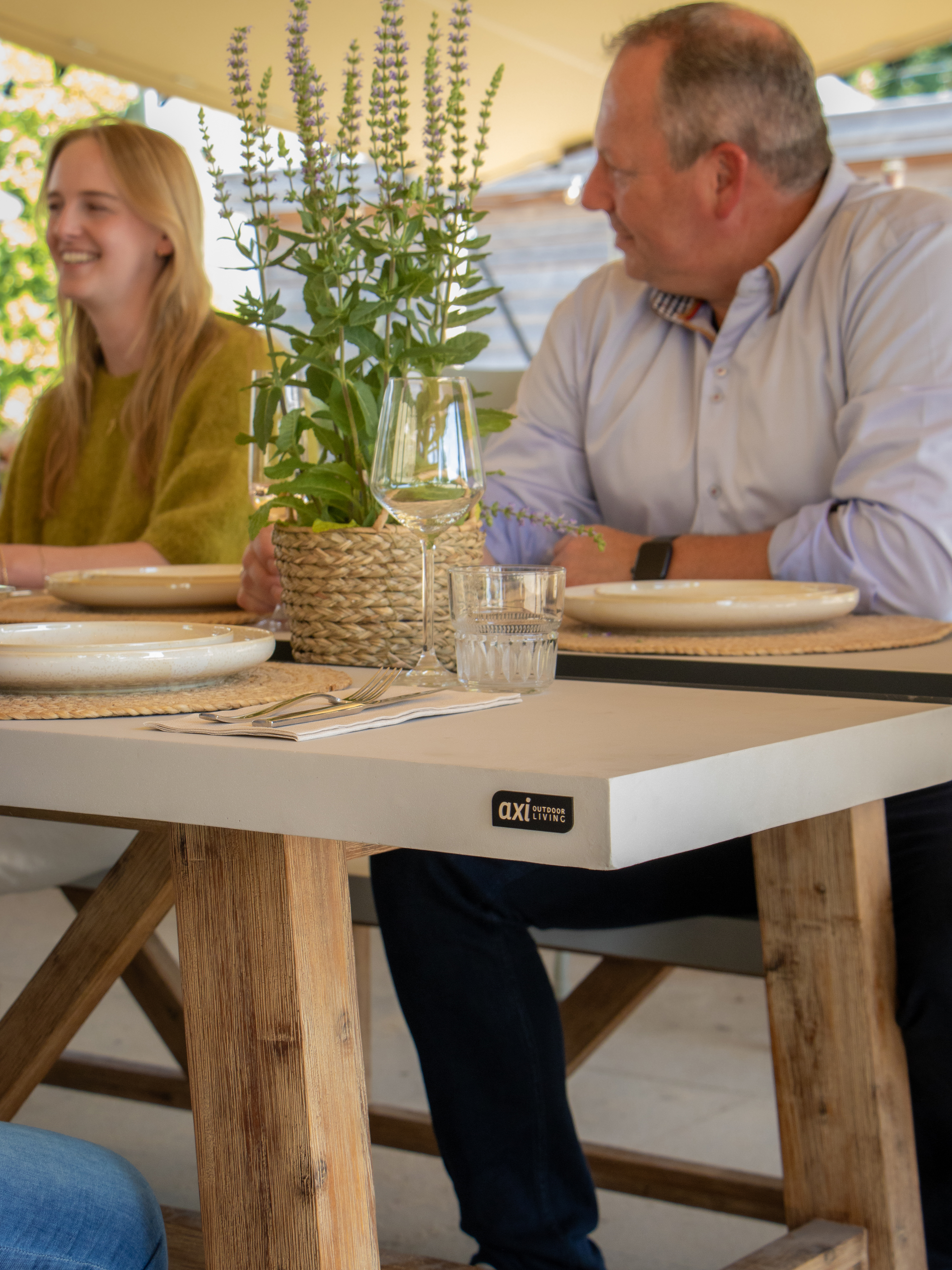 AXI Aaron Garden Set with 2 benches – Acacia wood / Limestone-look