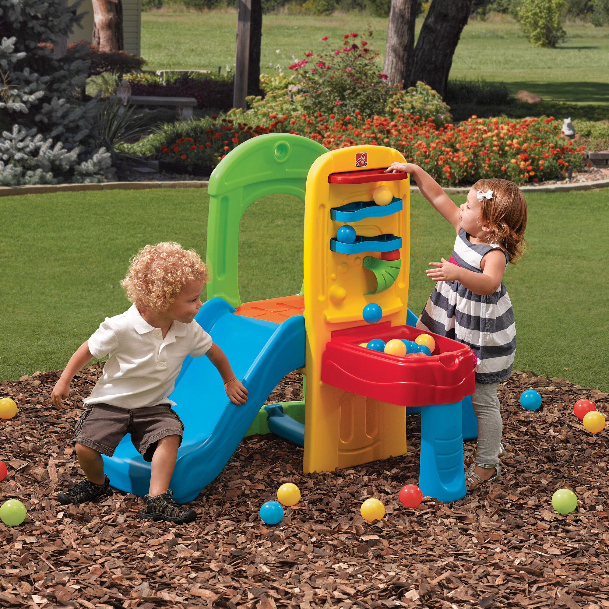 step2 kleurrijke glijbaan met kinderen in tuin