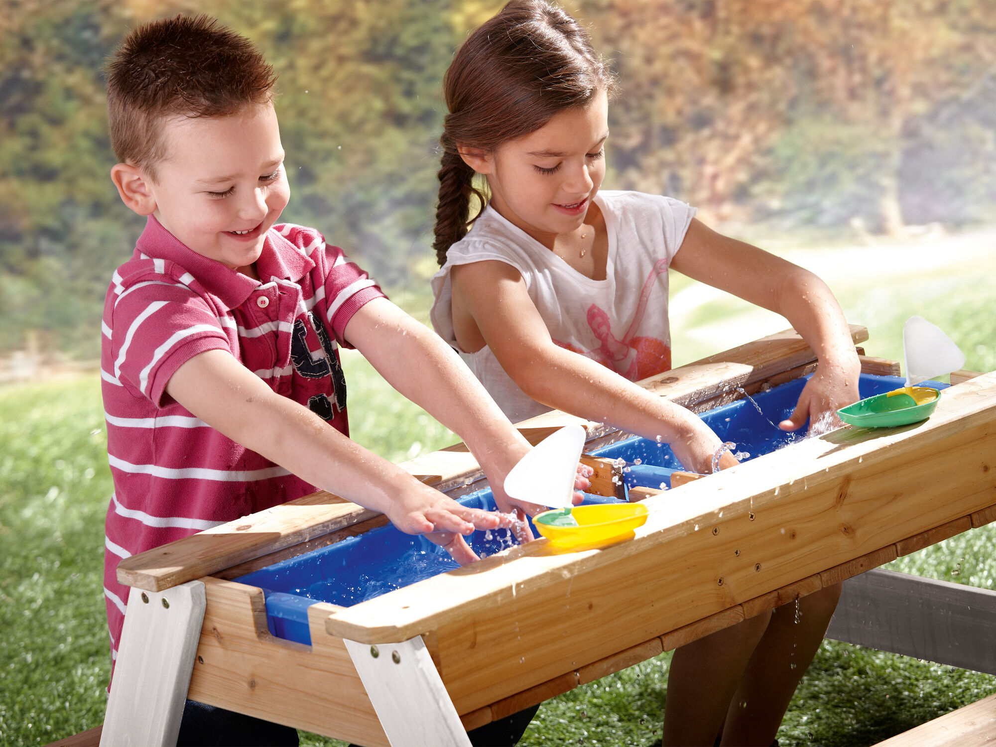 sfeerfoto AXI Nick Zand & Water Picknicktafel Bruin/wit - Incl. hoogte verstelbare Parasol - FSC 100% Hout