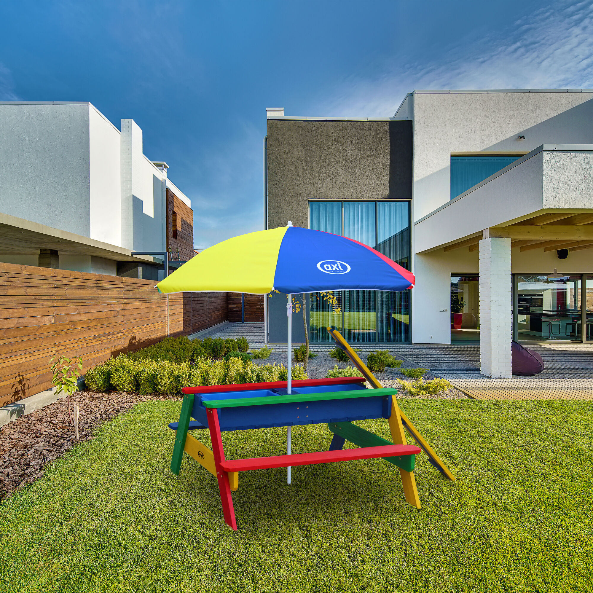 sfeerfoto AXI Nick Zand & Water Picknicktafel Regenboog - Incl. hoogte verstelbare Parasol - FSC 100% Hout