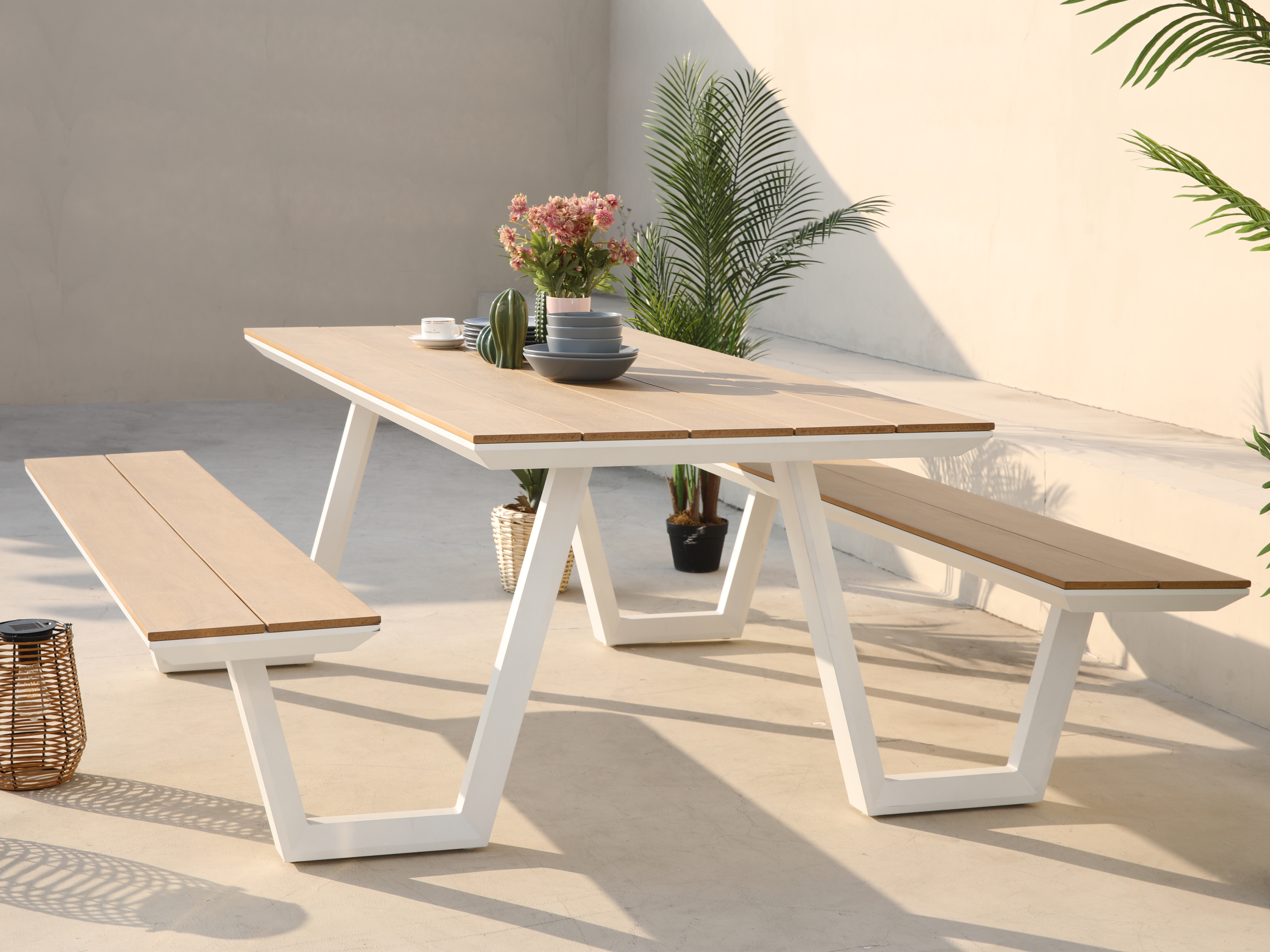 AXI Nori Picnic Table with 2 benches - White/Teak-look Polywood