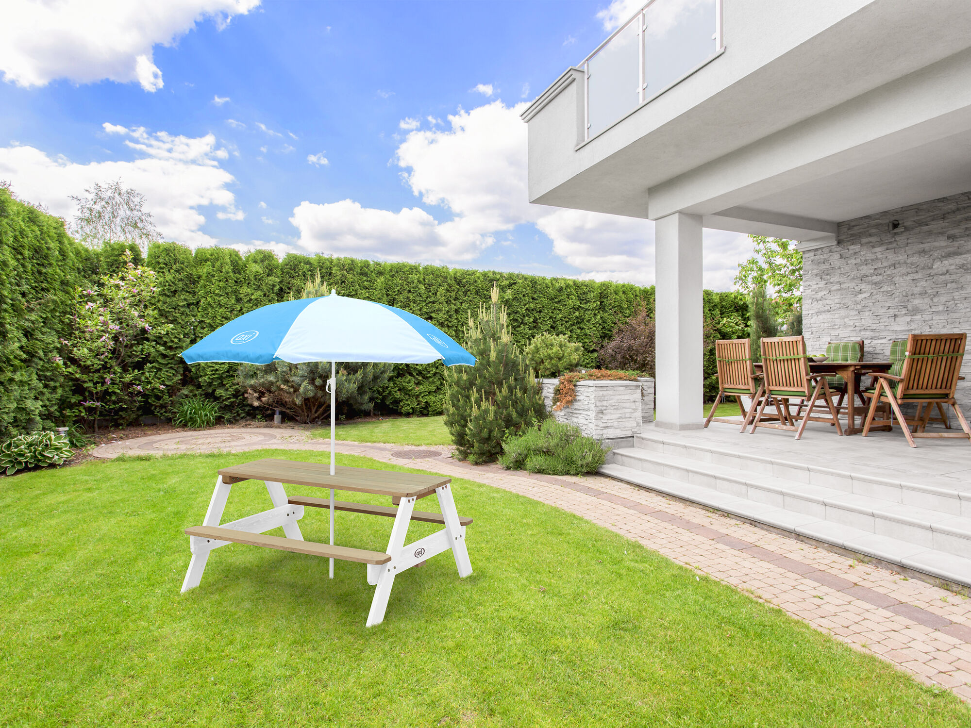 sfeerfoto AXI Nick Picknicktafel Bruin/wit - Parasol Blauw/wit