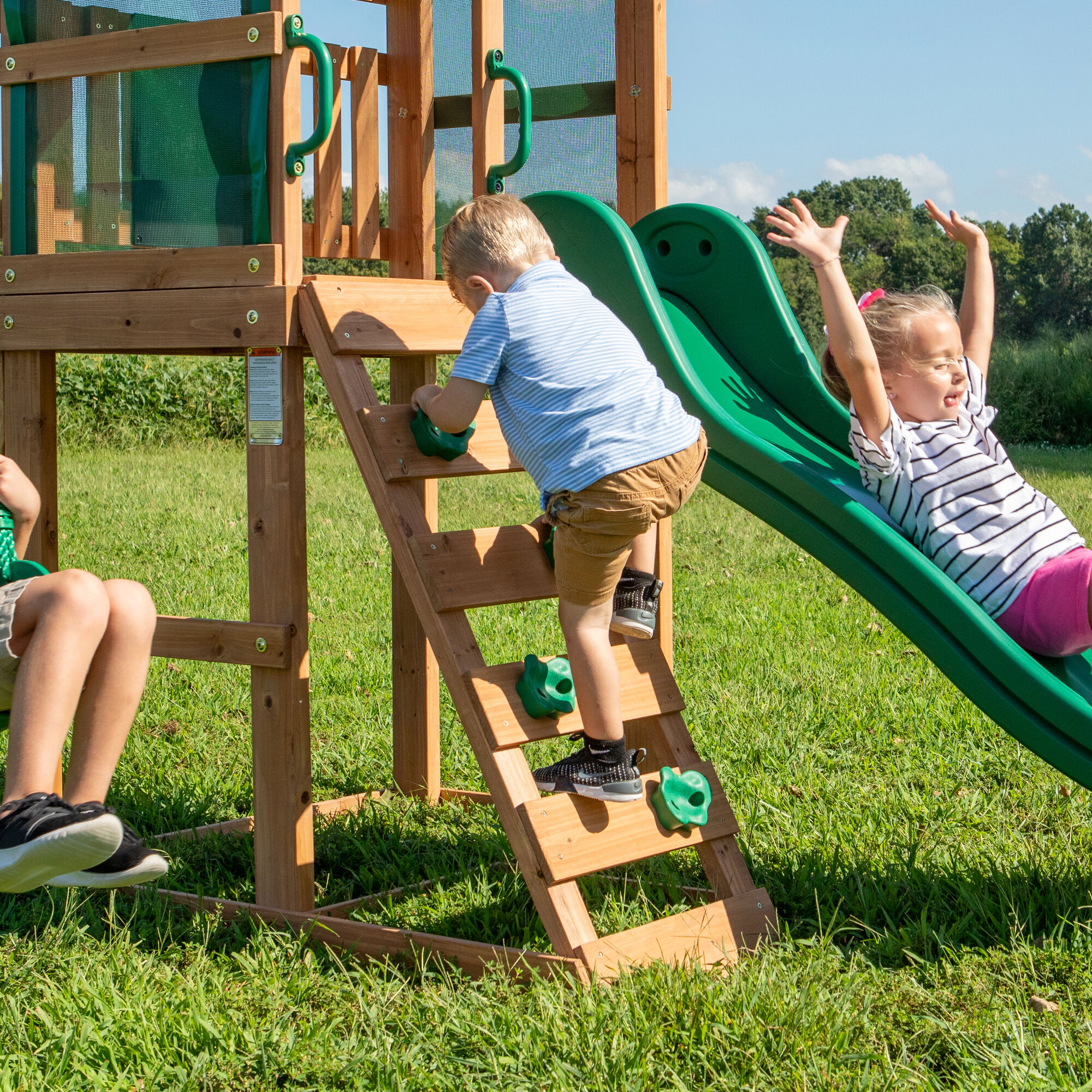 sfeerfoto Backyard Discovery Buckley Hill Speeltoren met Schommels en Glijbaan