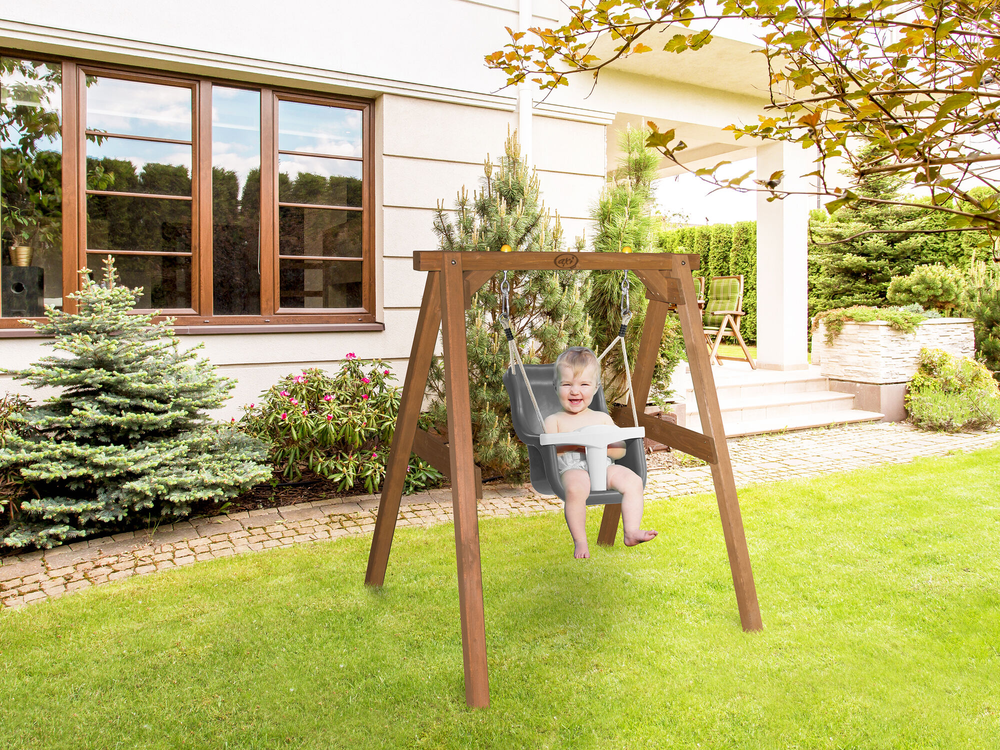 sfeerfoto AXI Baby Schommel Bruin met zitje Grijs/wit