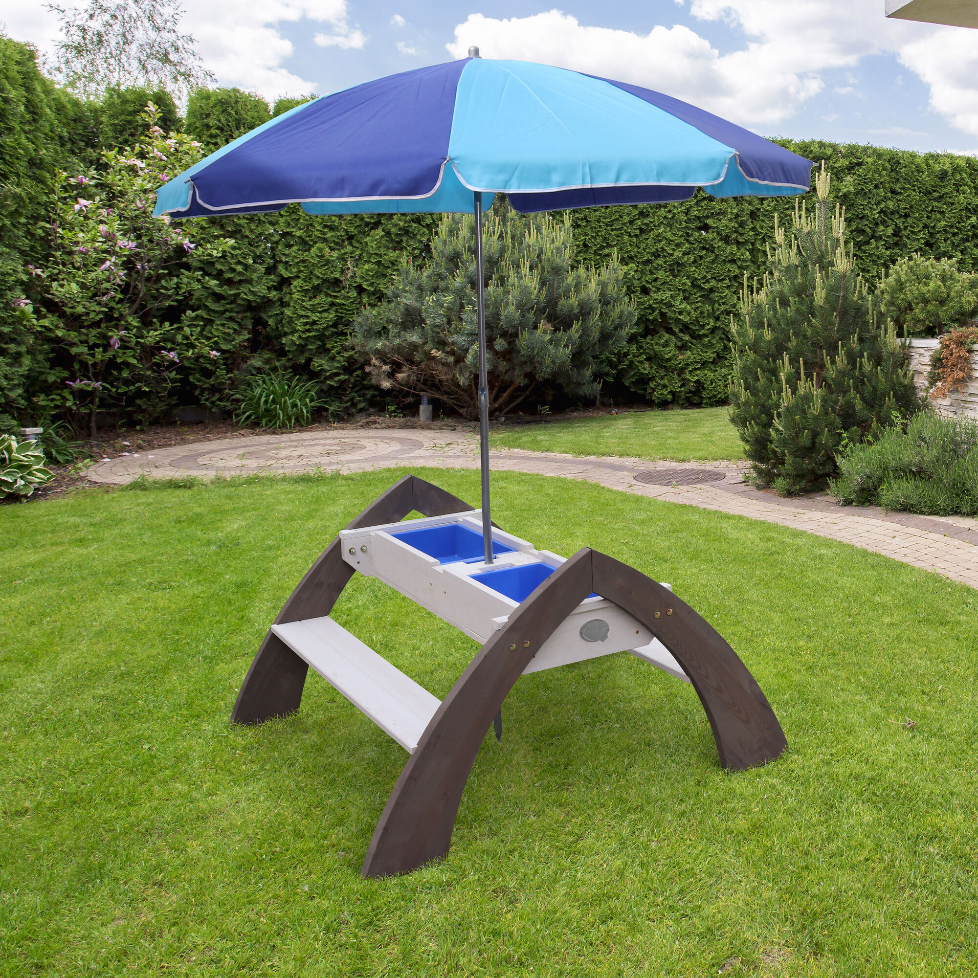 sfeerfoto AXI Delta Zand & Water Picknicktafel Grijs/wit - Parasol Blauw