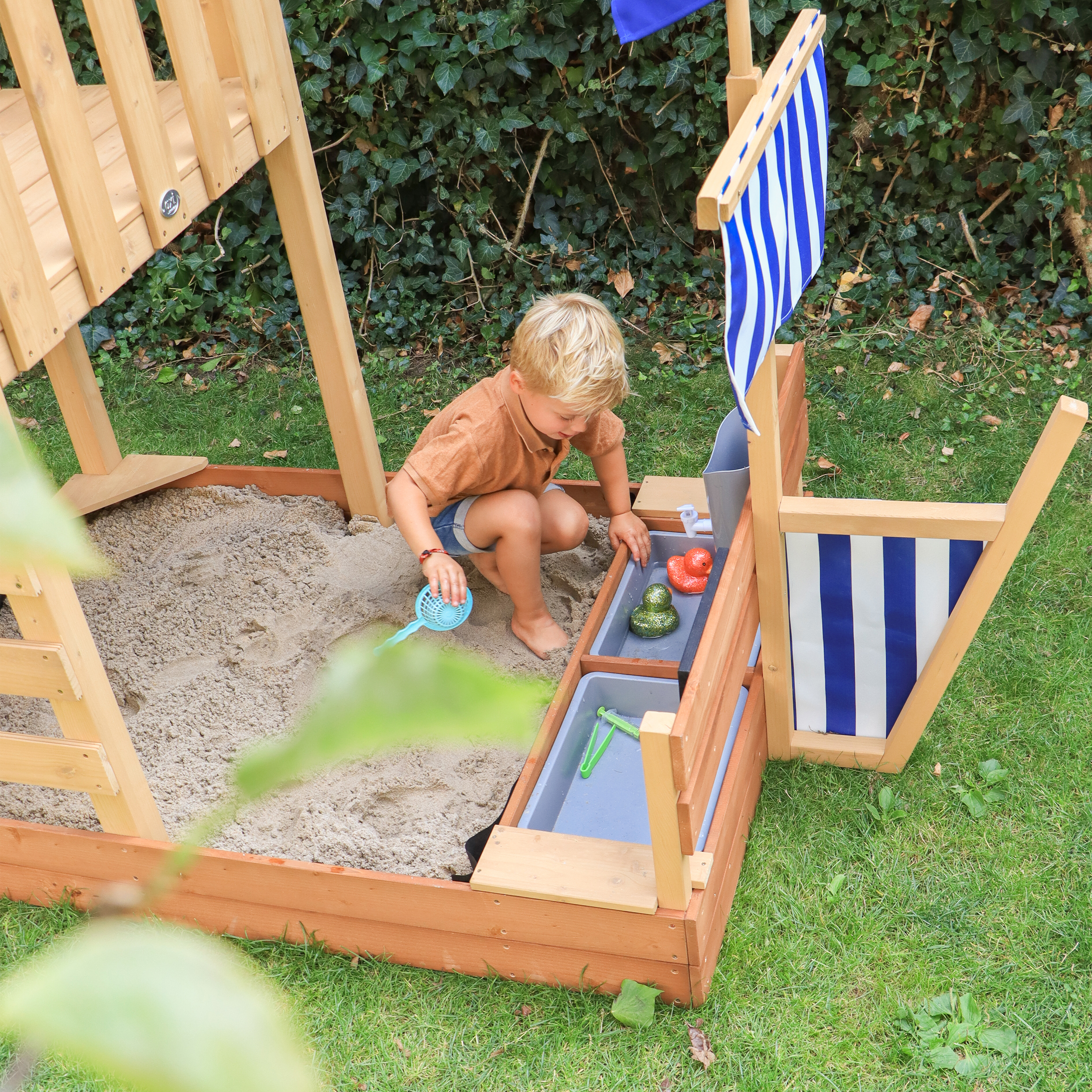 AXI Vicky Climbing Frame with Sandbox, Play Kitchen & Chalkboard – Red Slide