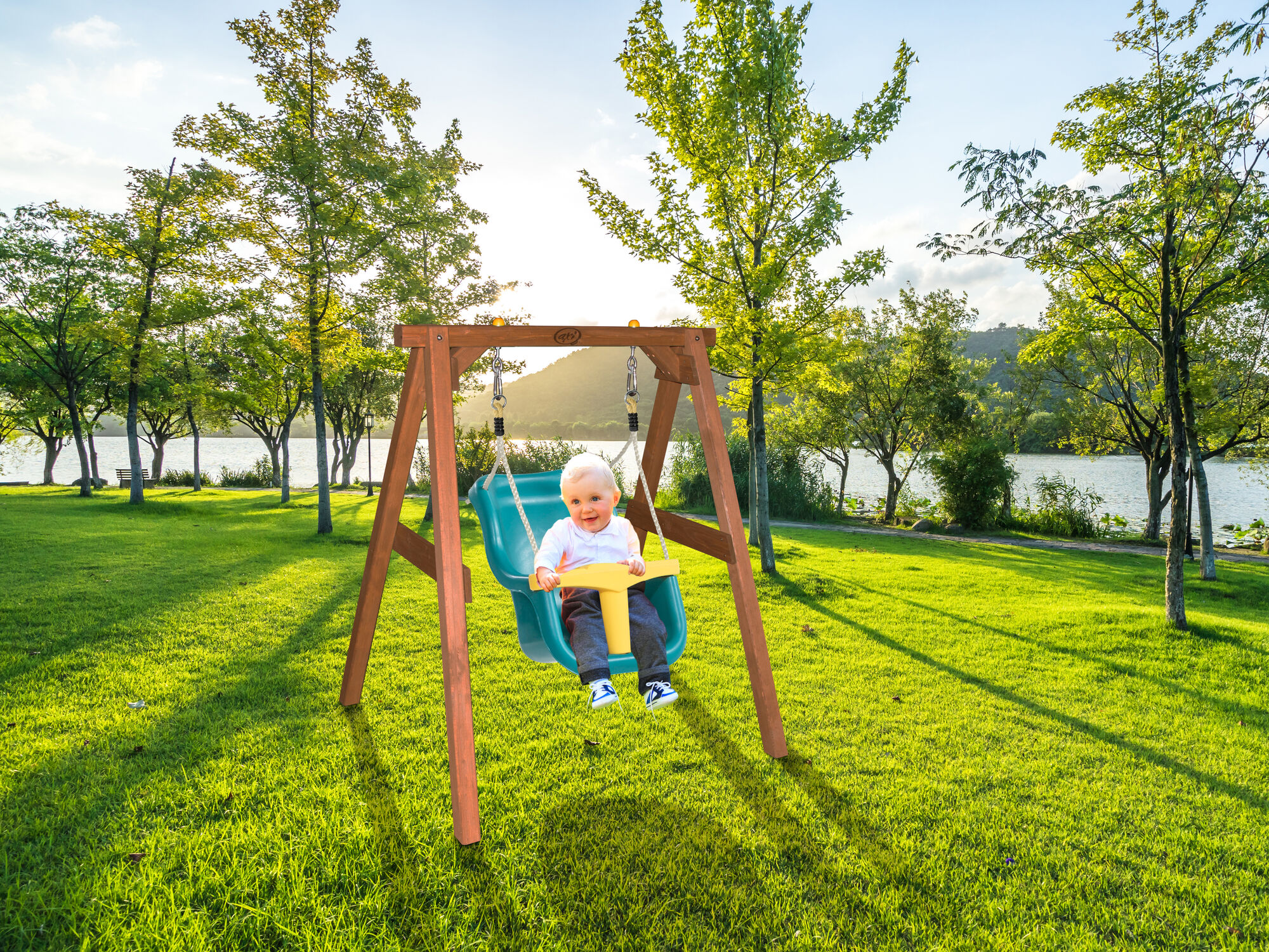 sfeerfoto AXI Baby Schommel Bruin met zitje