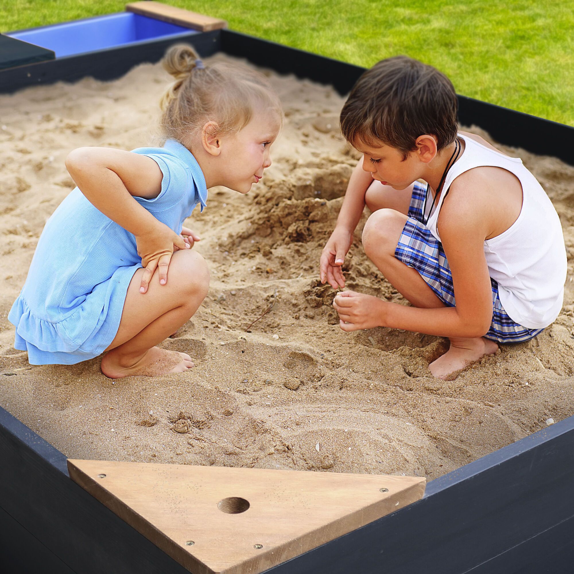 AXI Kelly Sandbox with Bins and Bench - Anthracite/Brown