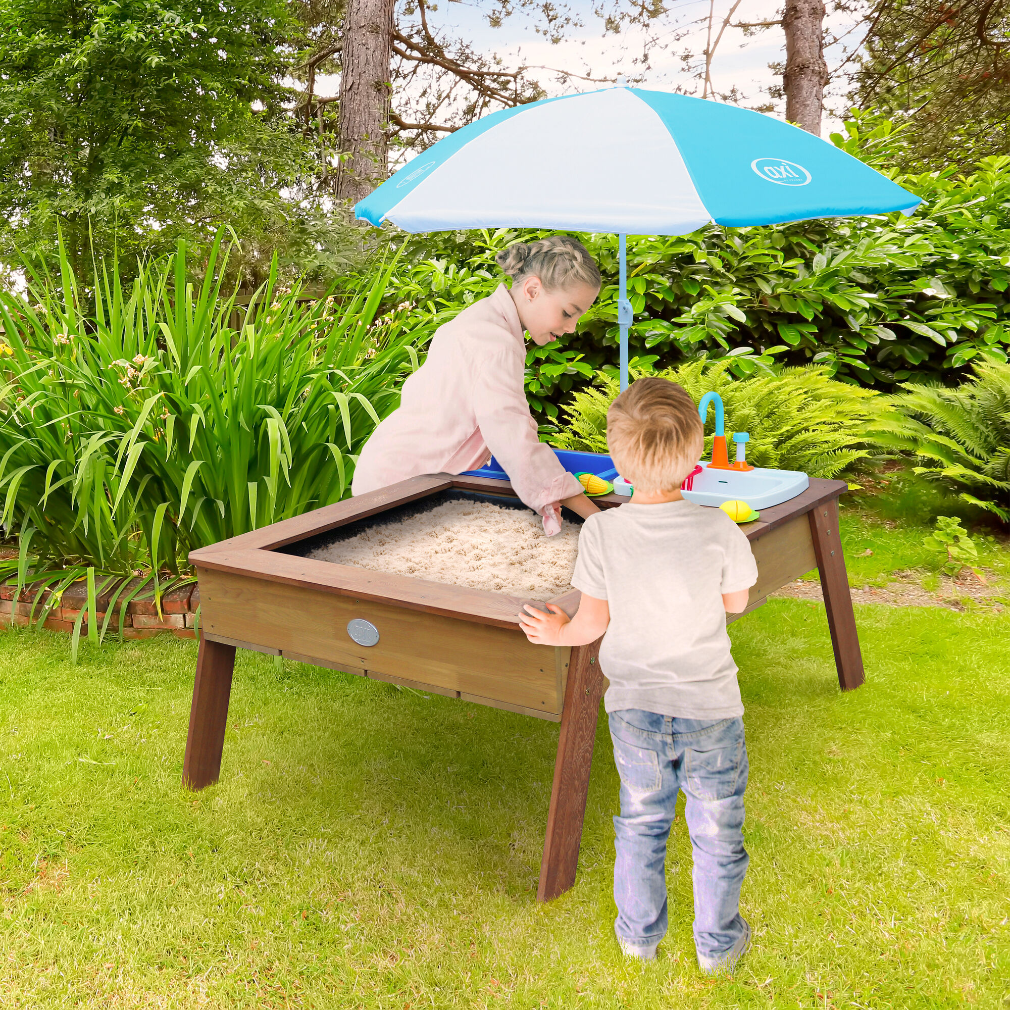 sfeerfoto AXI Linda Zand & Water Tafel met Speelkeuken wastafel Bruin - Parasol Blauw/wit