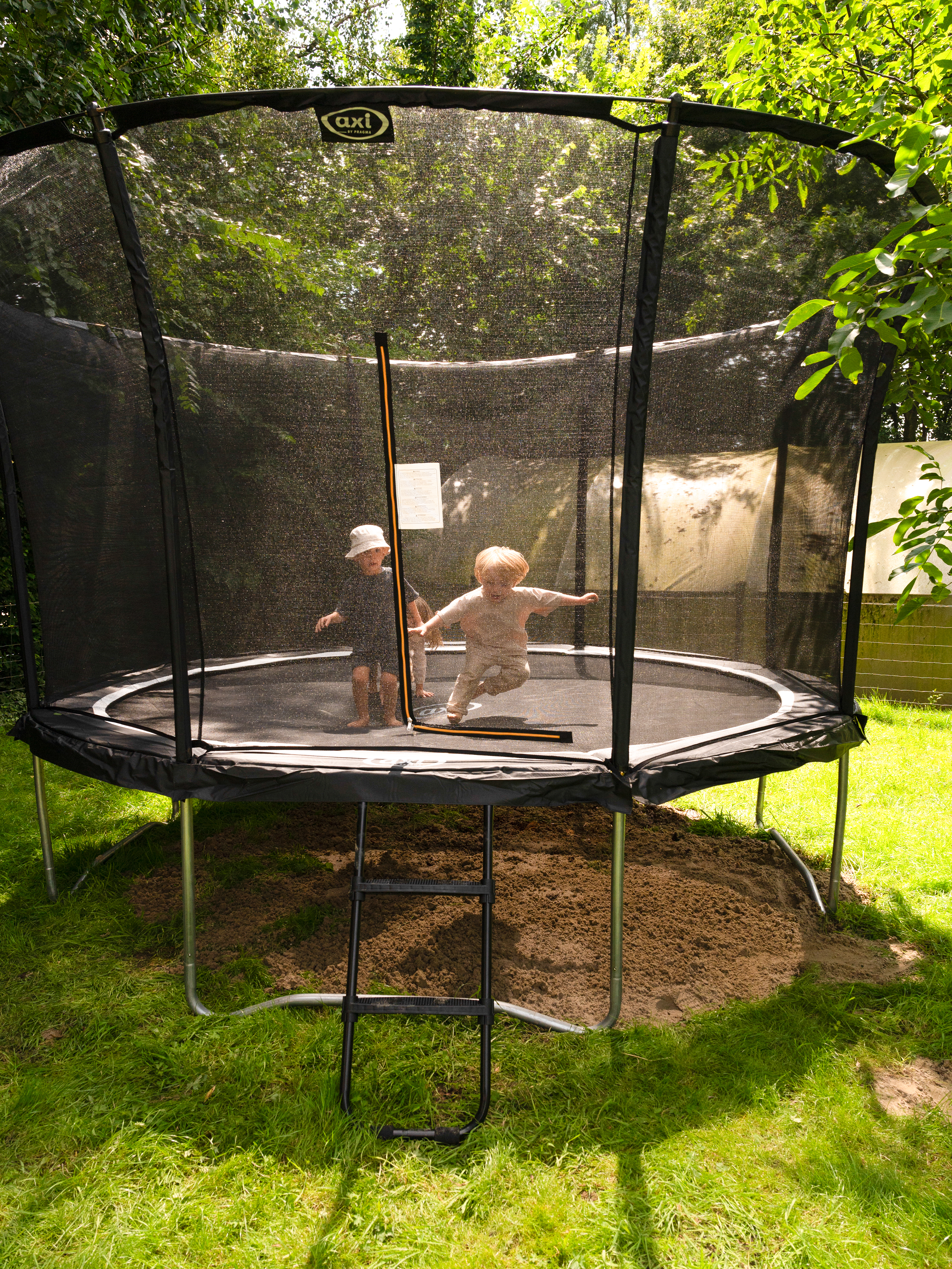 AXI Denver Trampoline with safety net and ladder Ø 366 cm - Onground on Poles - Black